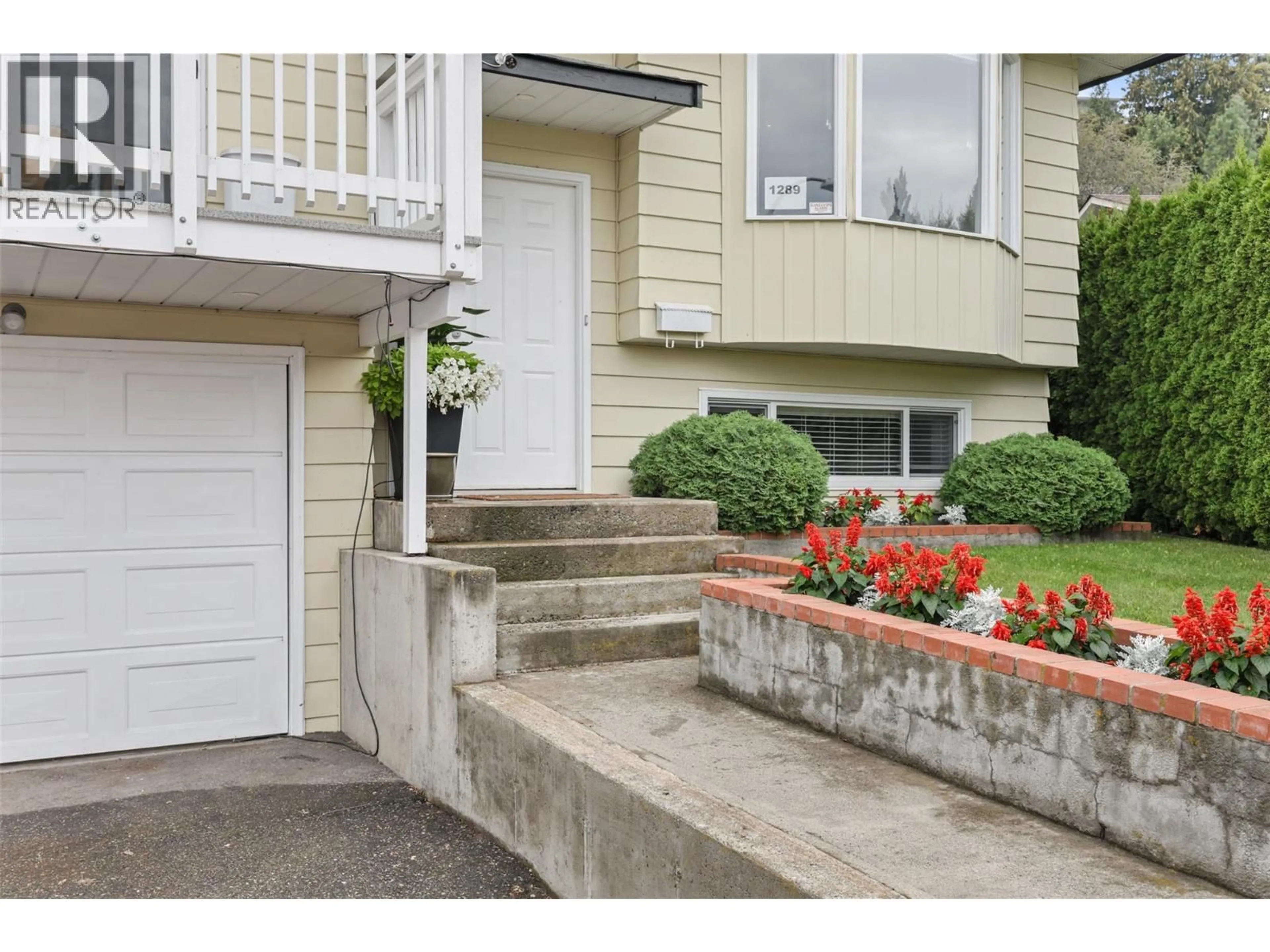 Home with vinyl exterior material, street for 1289 MONASHEE COURT, Kamloops British Columbia V2C6B4