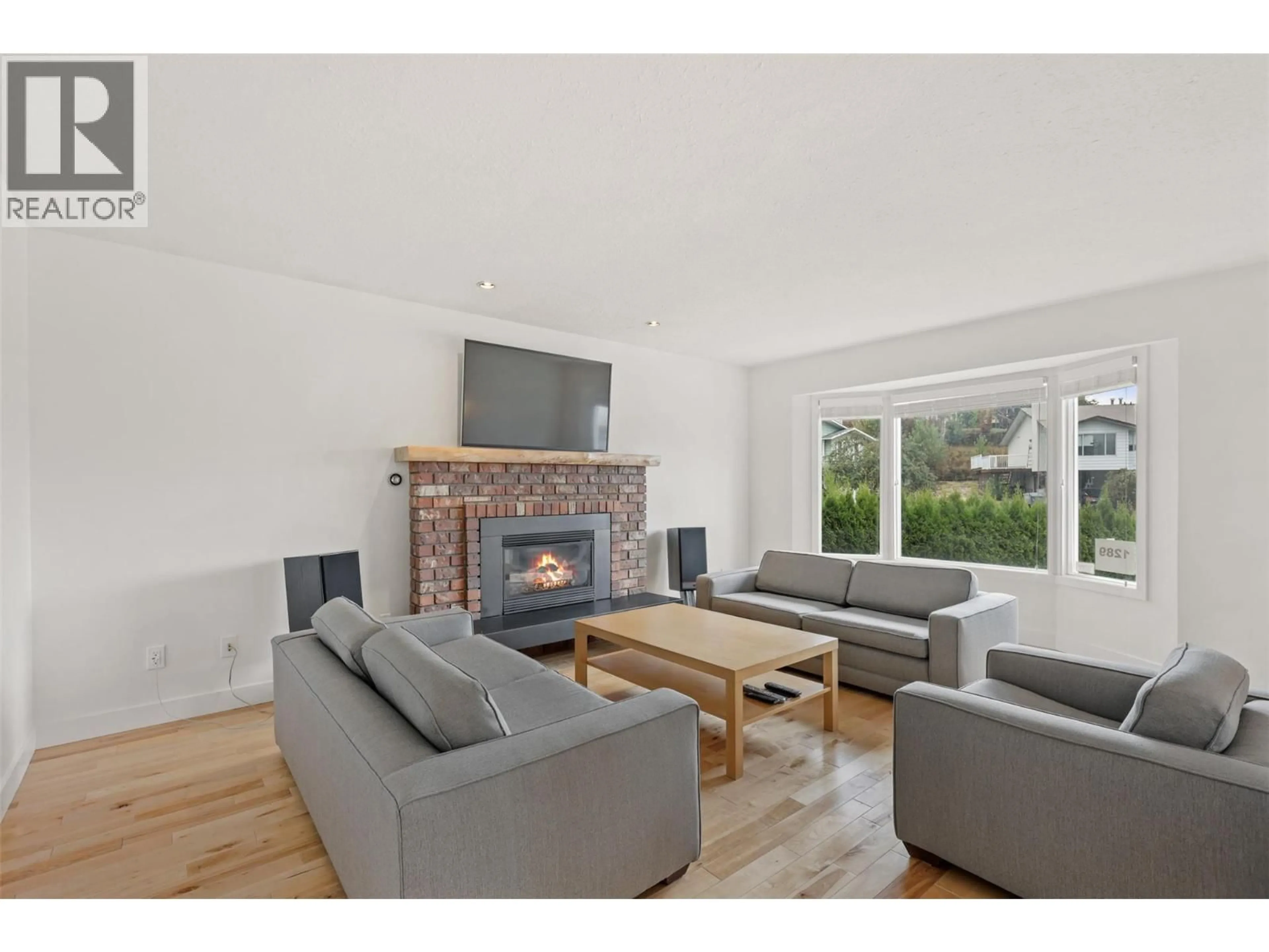 Living room with furniture, wood/laminate floor for 1289 MONASHEE COURT, Kamloops British Columbia V2C6B4