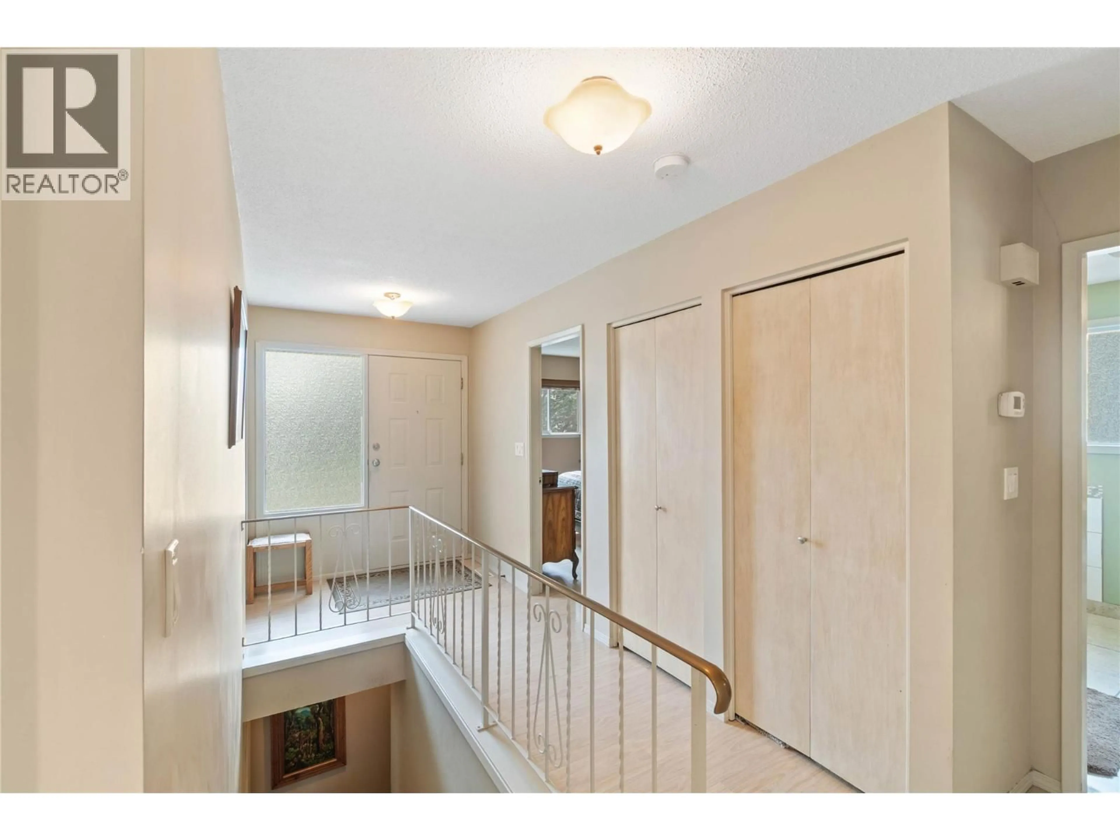 Indoor foyer for 874 DEVER DRIVE, Kamloops British Columbia V2B6R1