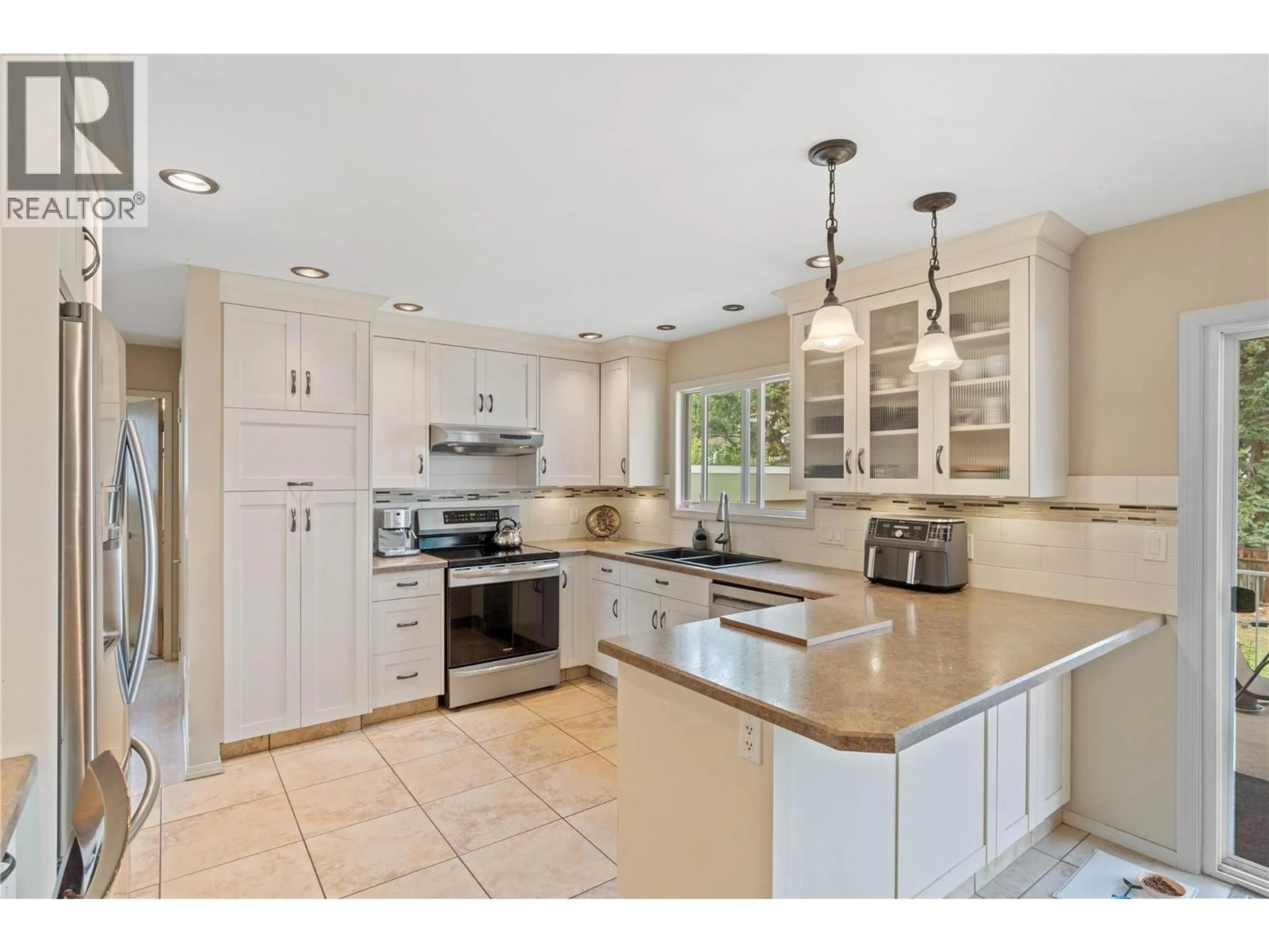 Open concept kitchen, ceramic/tile floor for 874 DEVER DRIVE, Kamloops British Columbia V2B6R1