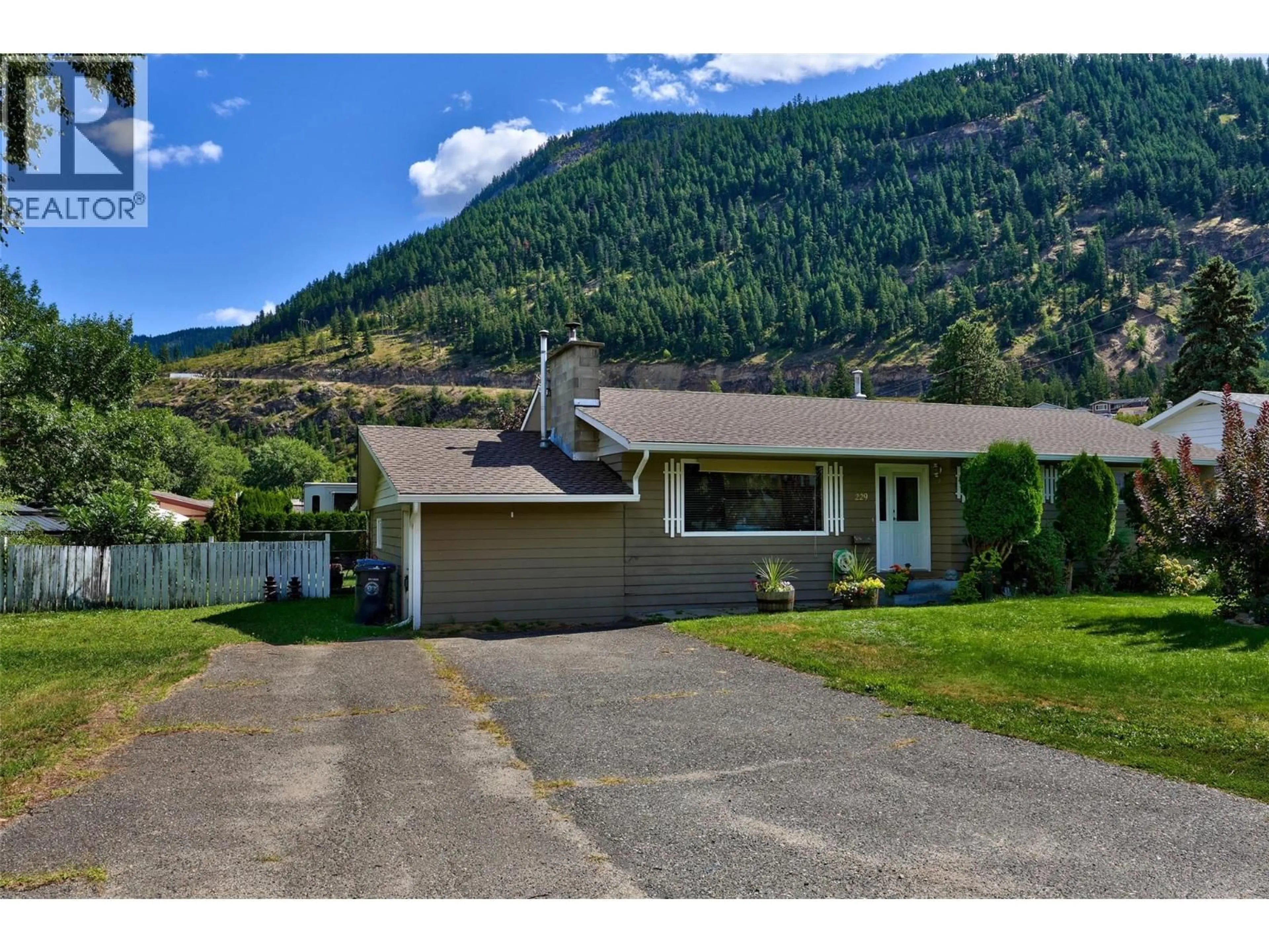 A pic from outside/outdoor area/front of a property/back of a property/a pic from drone, mountain view for 229 LAKESHORE DRIVE, Chase British Columbia V0E1M0