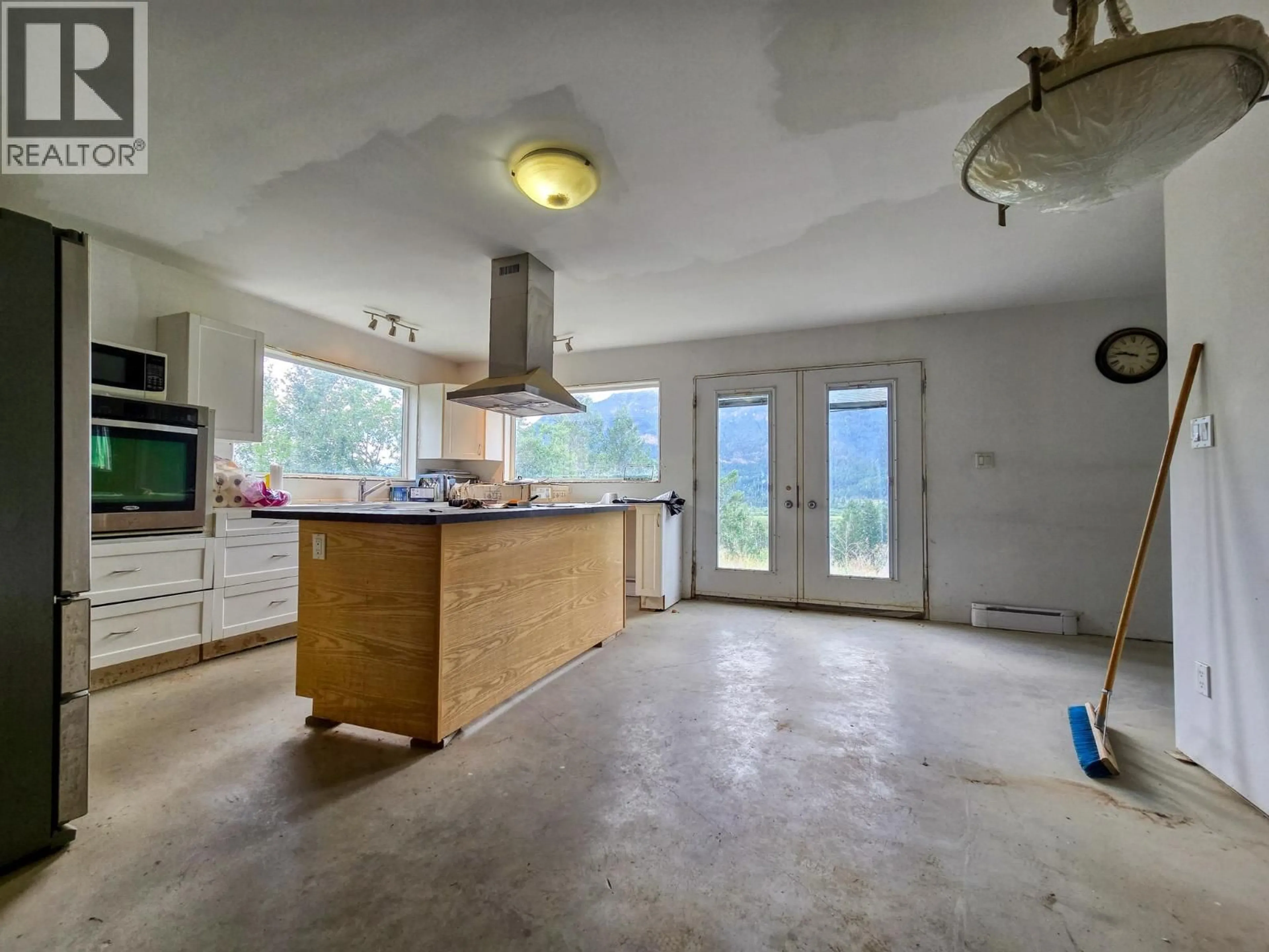 Open concept kitchen, unknown for 4772 CRESCENTWOOD DRIVE, Edgewater British Columbia V0A1E0
