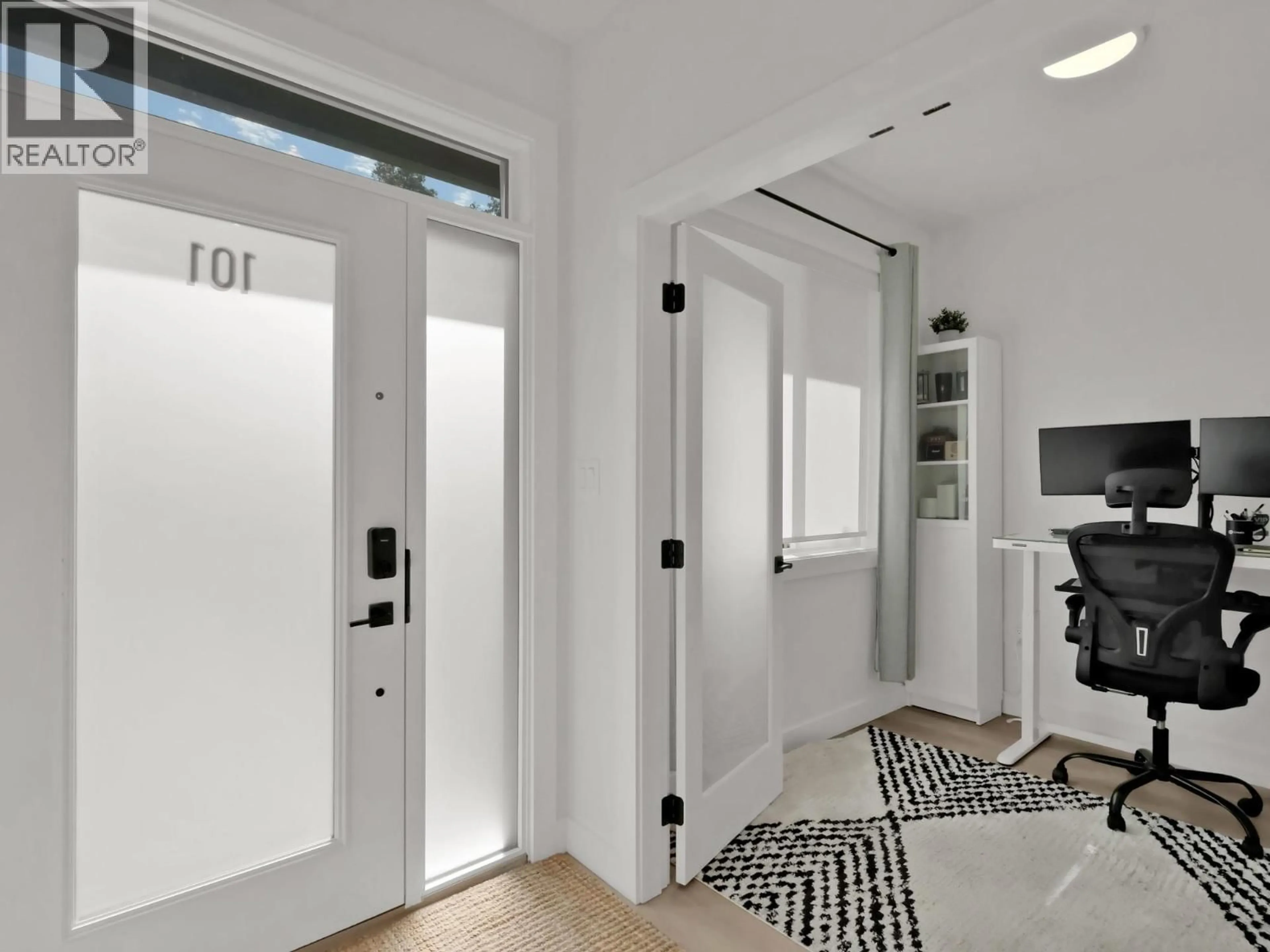 Indoor entryway for 101 - 151 ABBOTT STREET, Penticton British Columbia V2A4J3