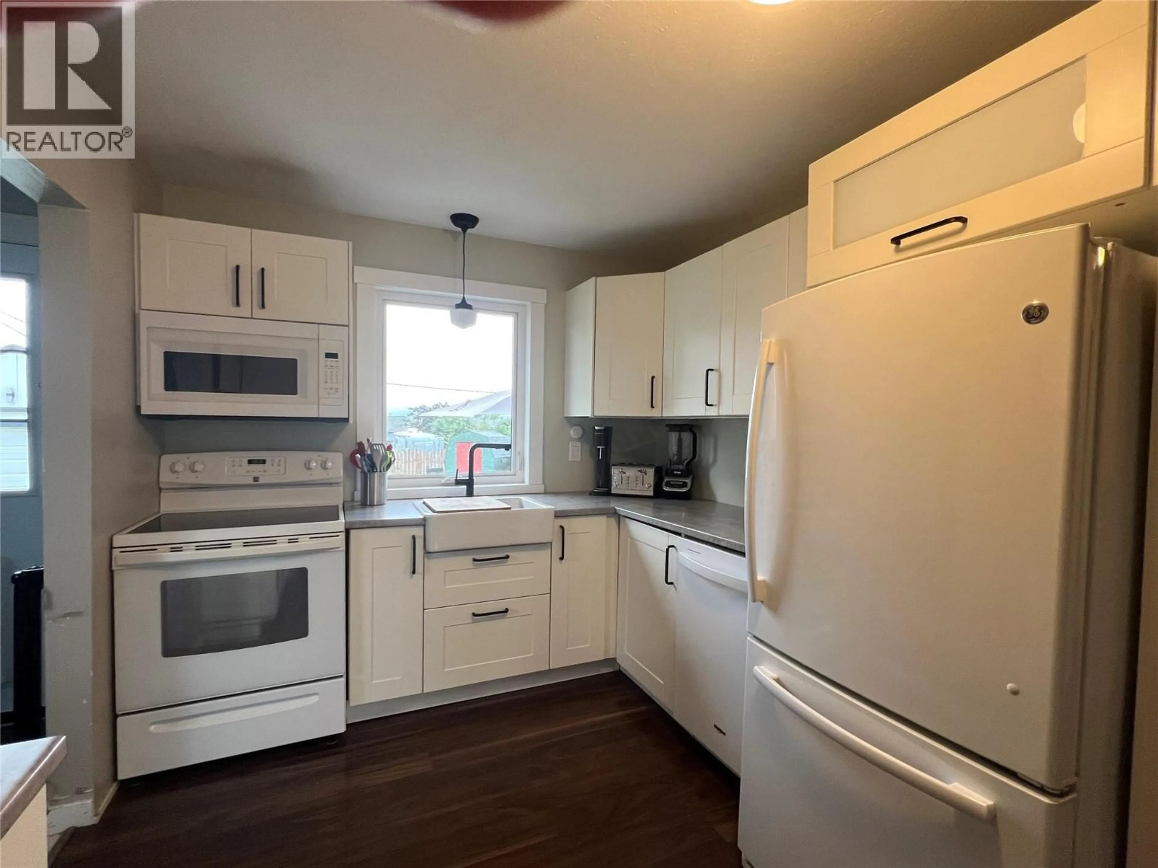 Standard kitchen, wood/laminate floor for 1121 96 AVENUE, Dawson Creek British Columbia V1G1L2