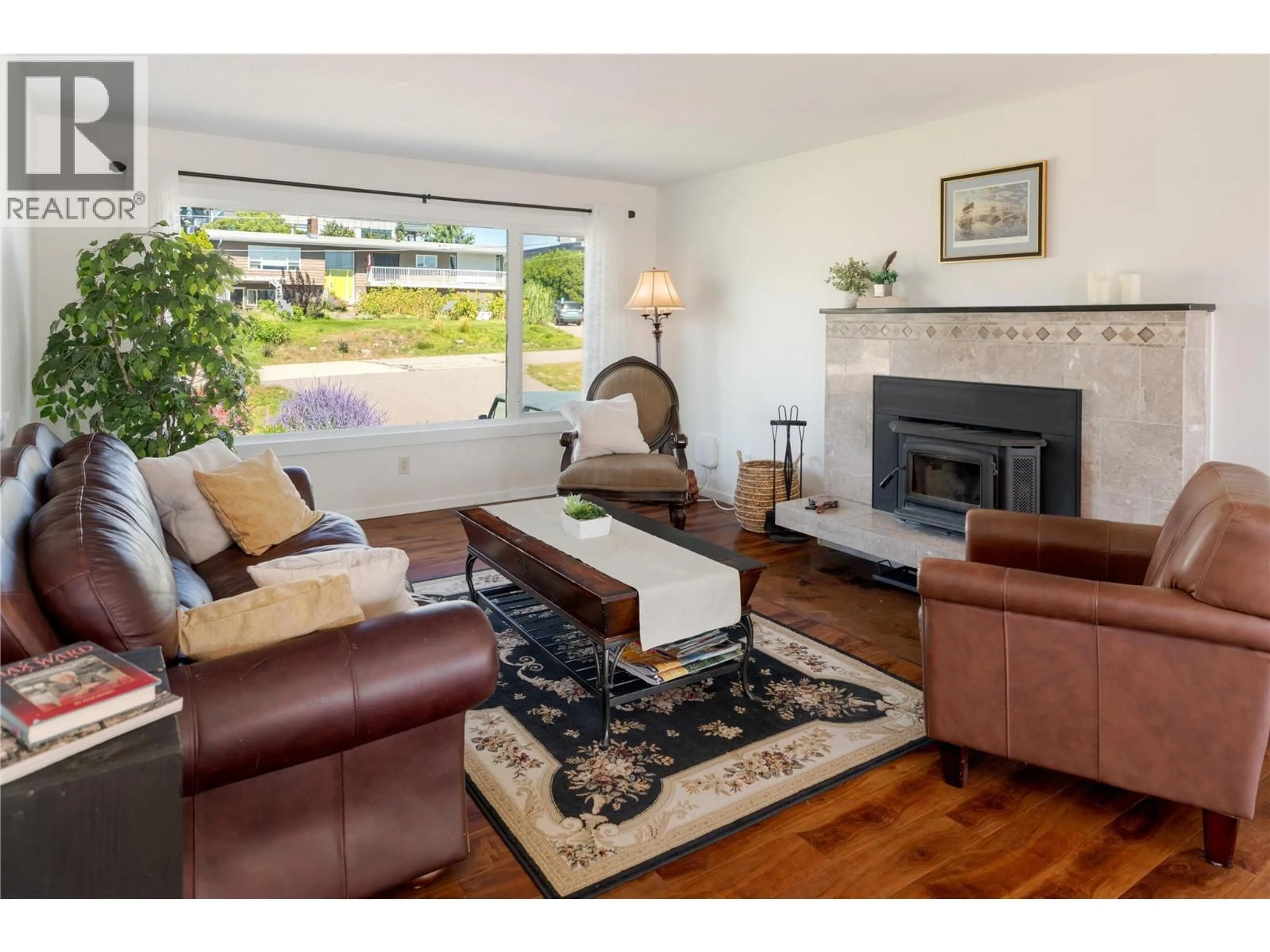 Living room with furniture, wood/laminate floor for 833 HAWTHORNE ROAD, West Kelowna British Columbia V1Z1N5