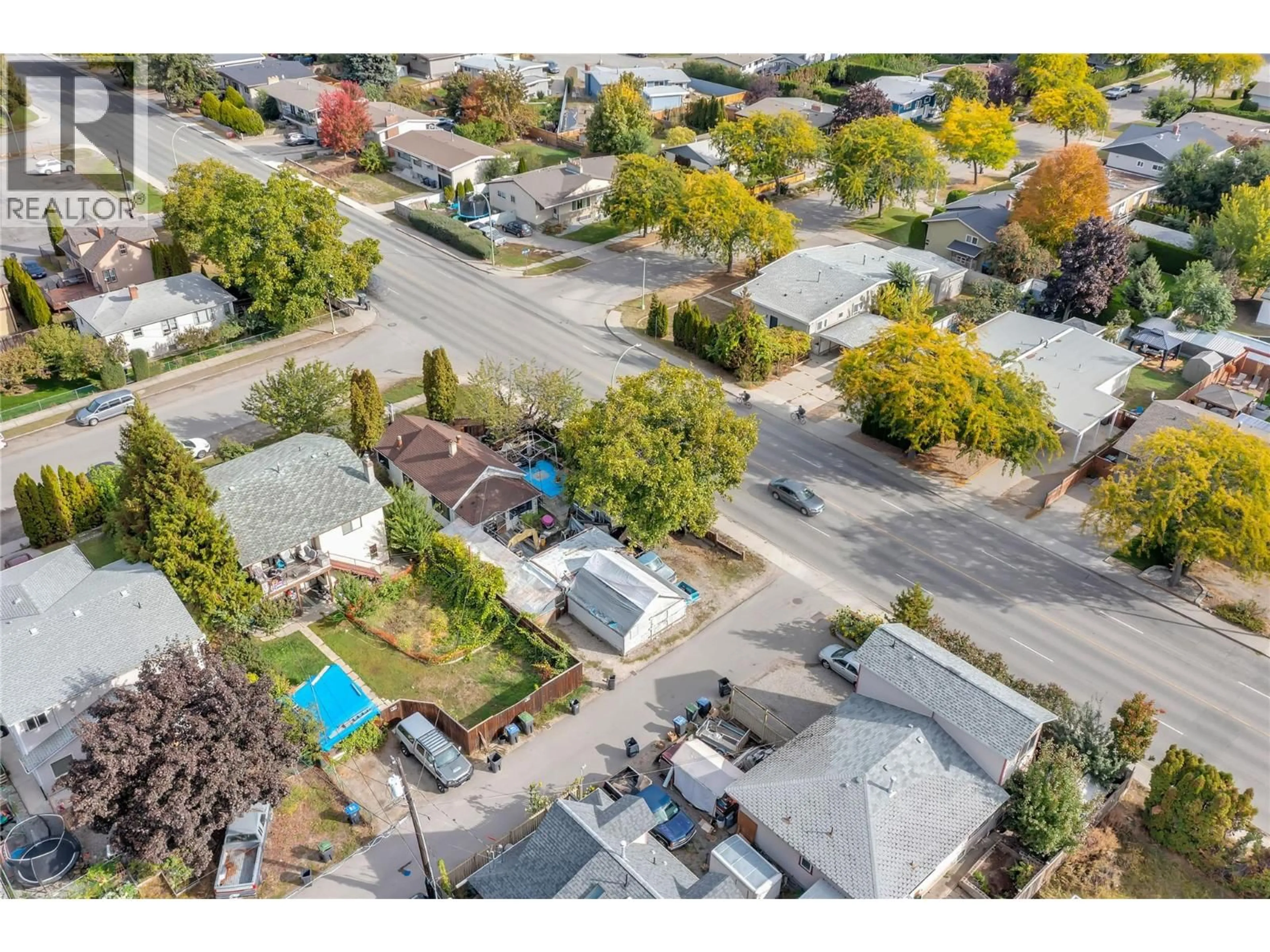 A pic from outside/outdoor area/front of a property/back of a property/a pic from drone, street for 1099 STOCKWELL AVENUE, Kelowna British Columbia V1Y6W4