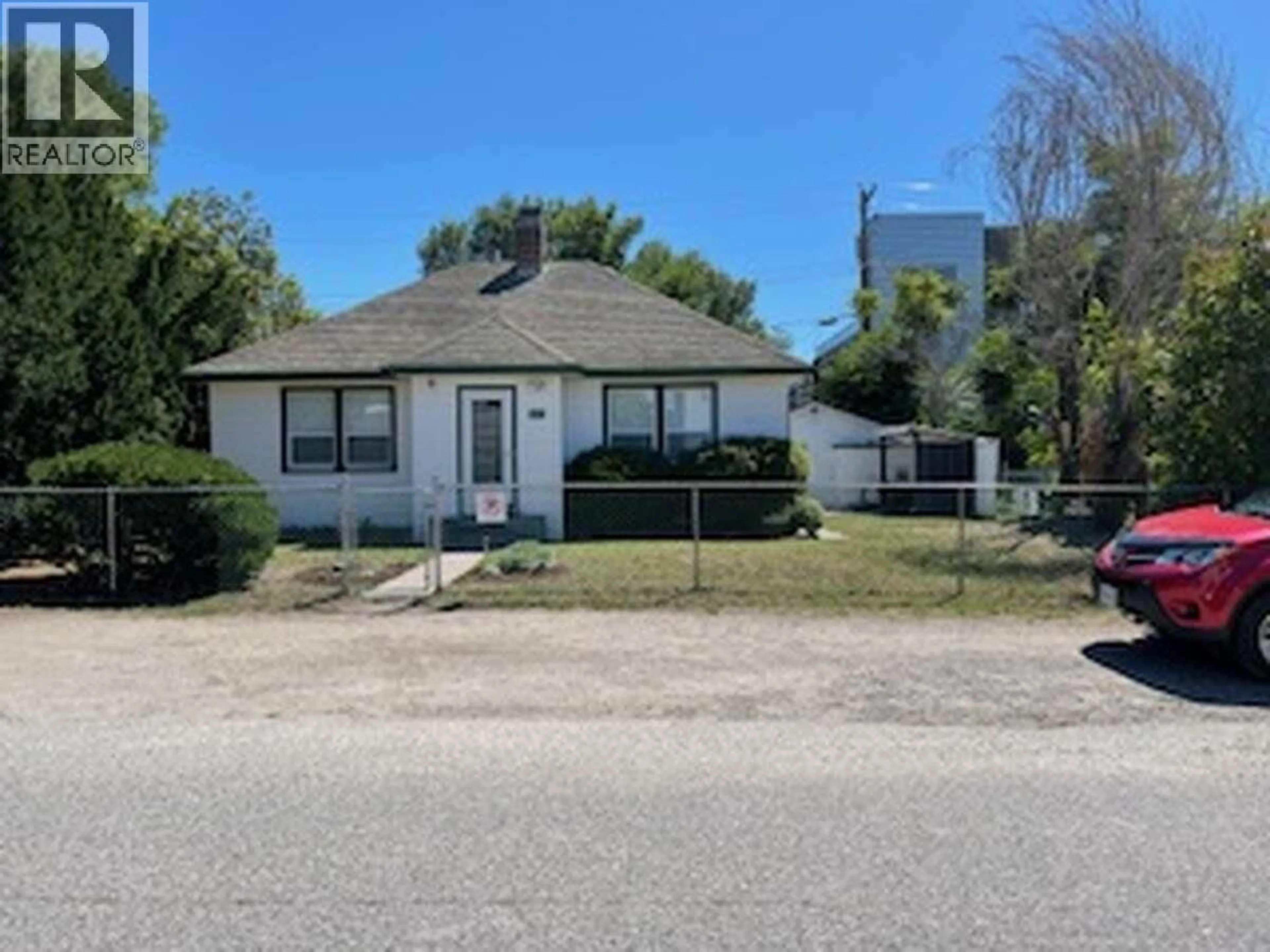 A pic from outside/outdoor area/front of a property/back of a property/a pic from drone, street for 605 WARDLAW AVENUE, Kelowna British Columbia V1Y5B6