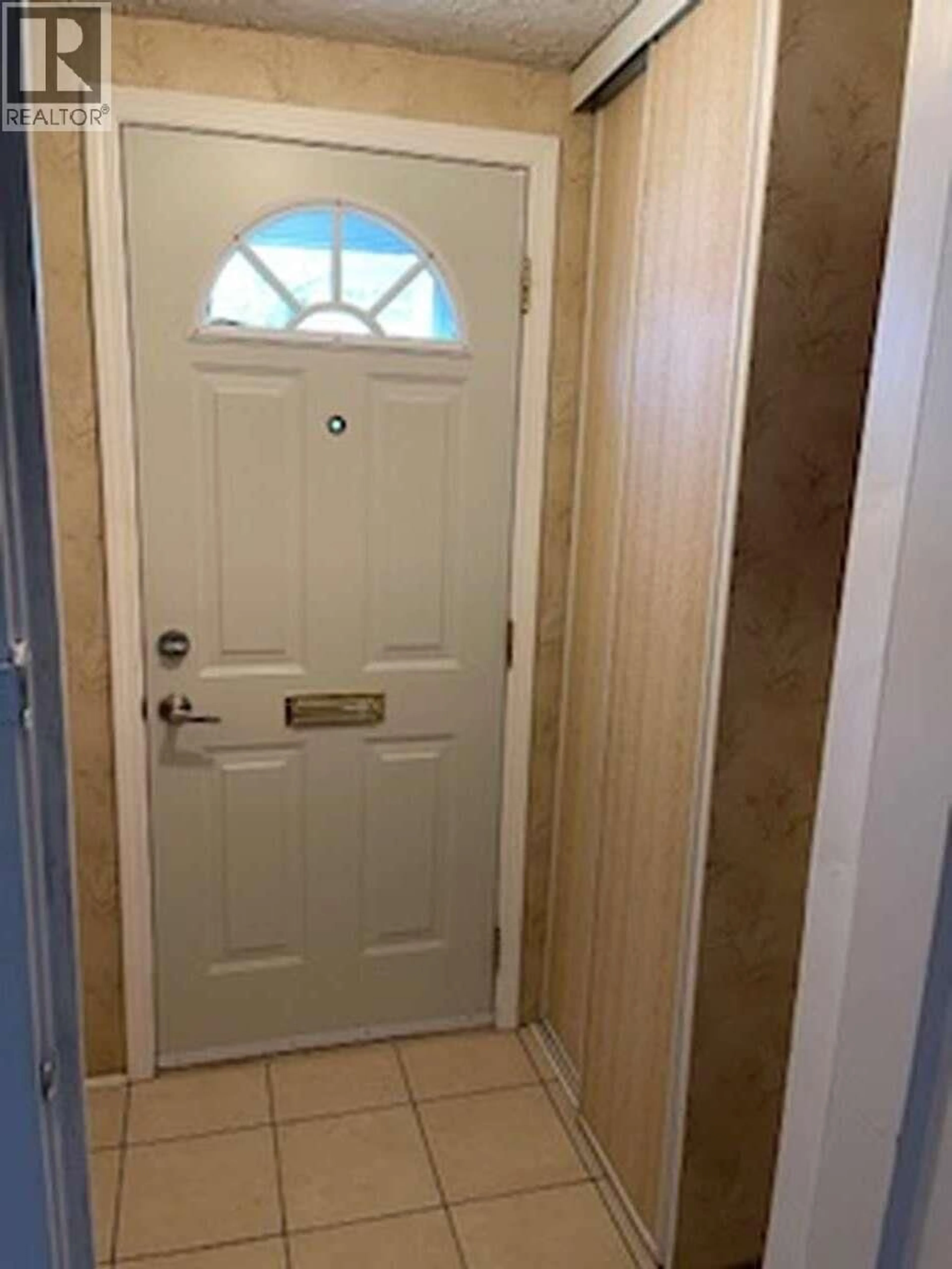 Indoor entryway for 605 WARDLAW AVENUE, Kelowna British Columbia V1Y5B6