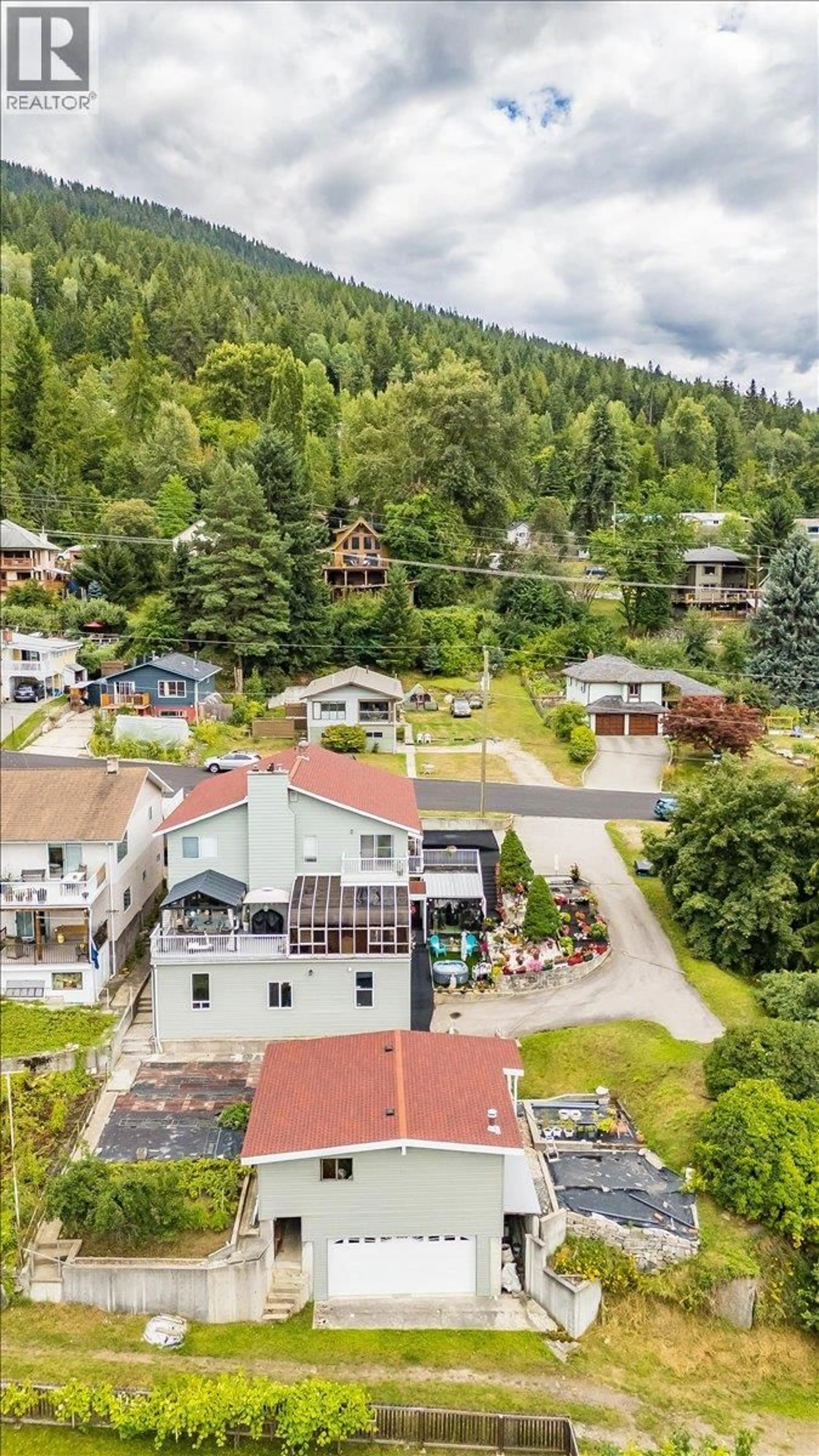A pic from outside/outdoor area/front of a property/back of a property/a pic from drone, mountain view for 801 HOUSTON STREET, Nelson British Columbia V1L5J3