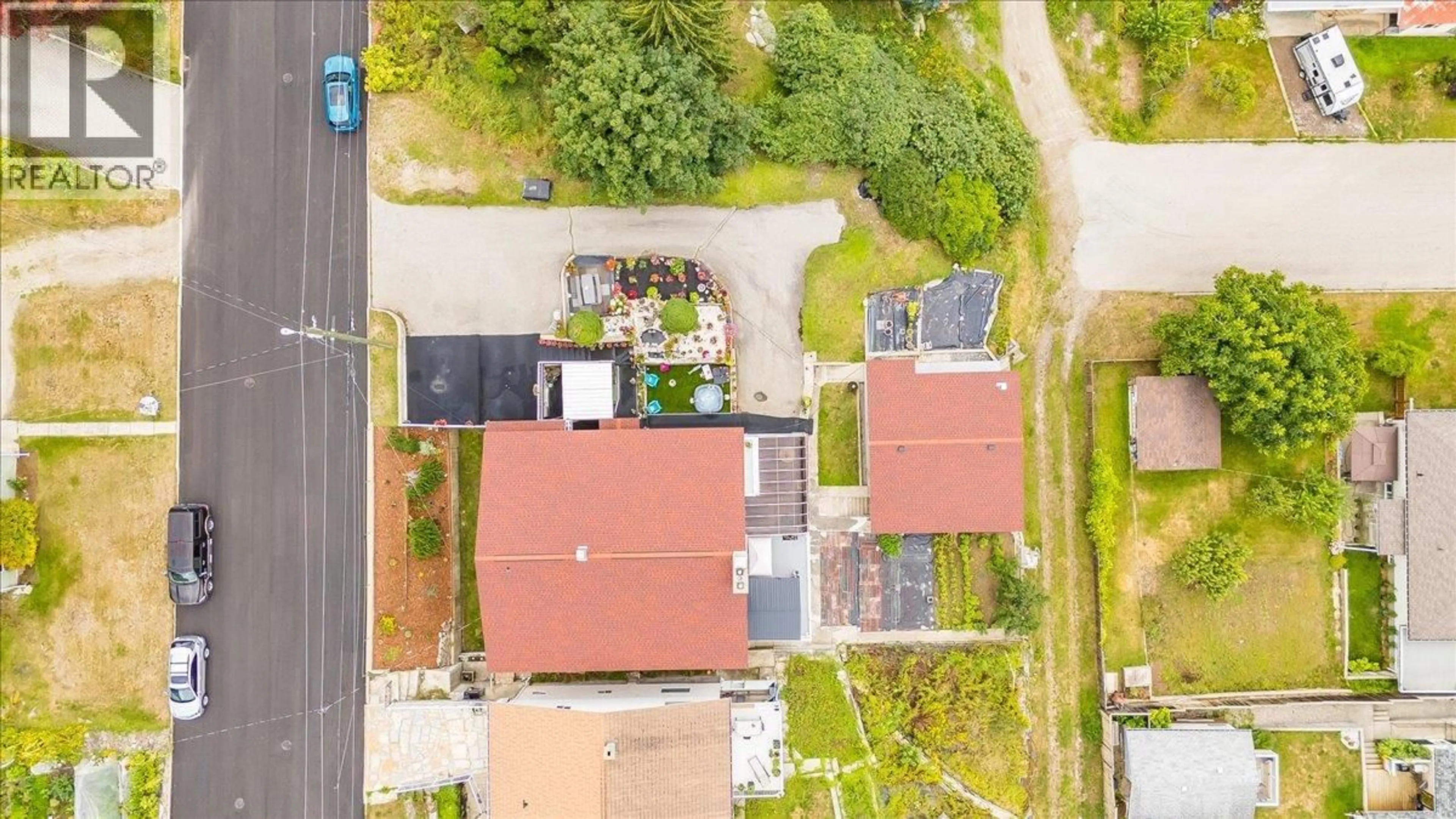 A pic from outside/outdoor area/front of a property/back of a property/a pic from drone, street for 801 HOUSTON STREET, Nelson British Columbia V1L5J3
