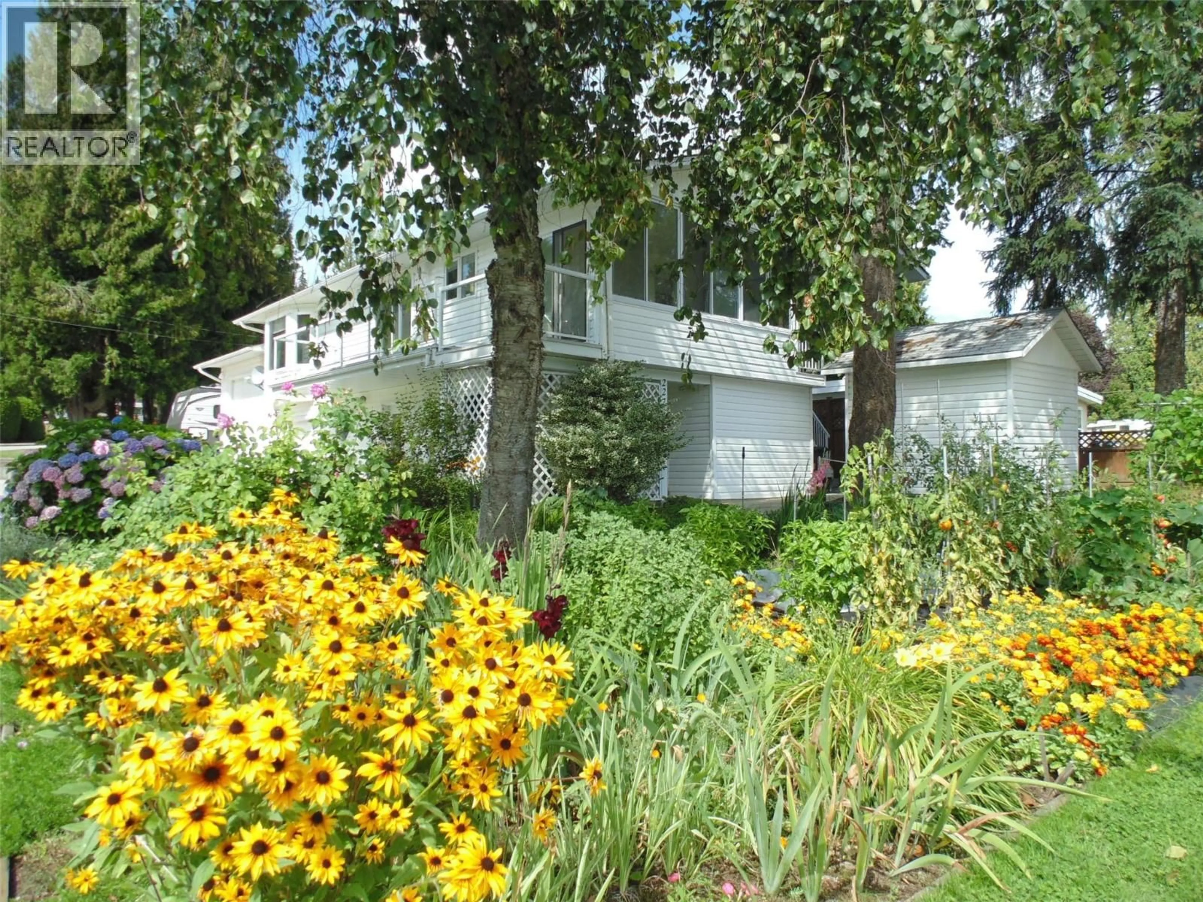 Patio, street for 2274 10TH AVENUE, Castlegar British Columbia V1N2Z7