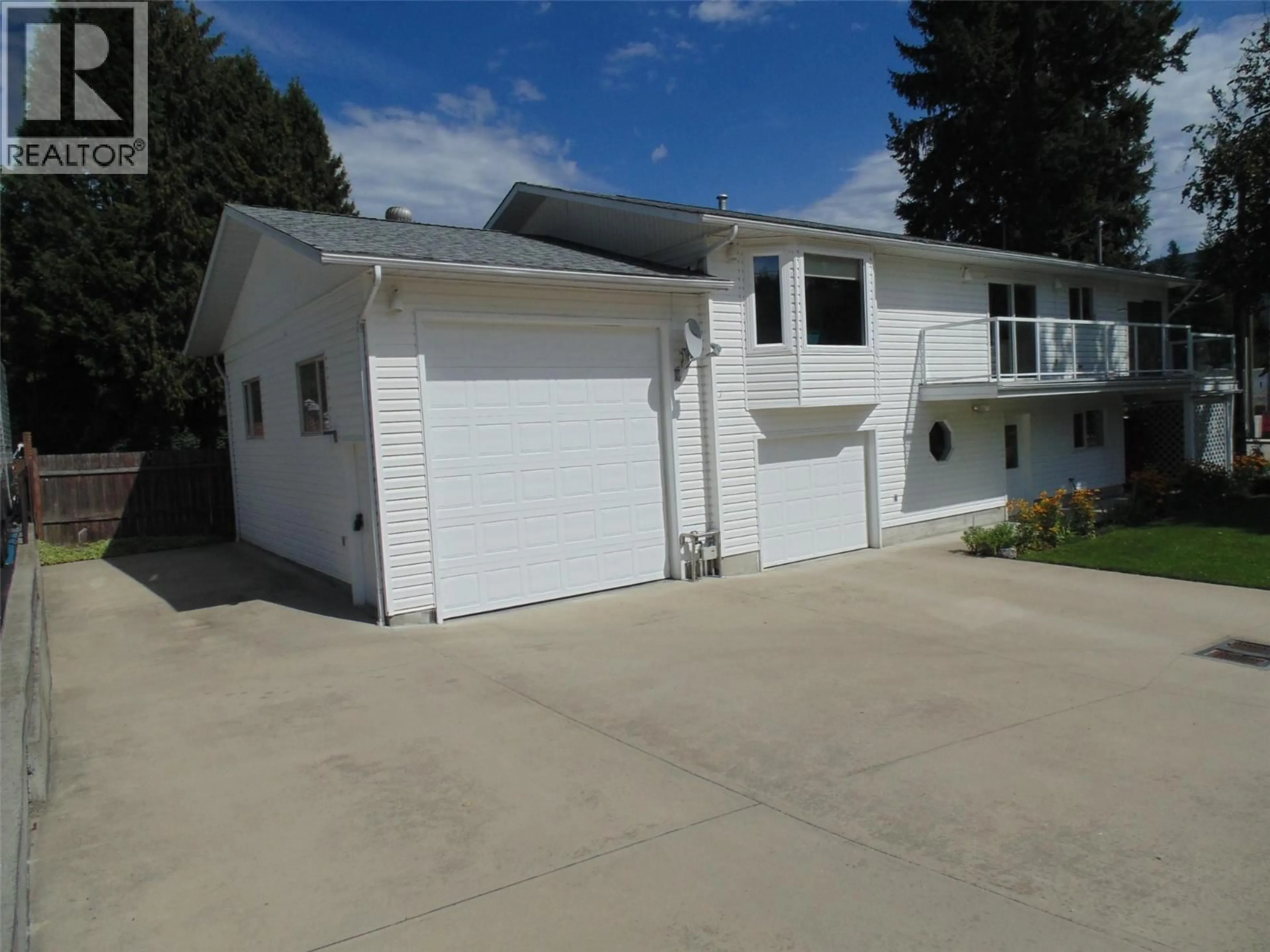 Home with vinyl exterior material, street for 2274 10TH AVENUE, Castlegar British Columbia V1N2Z7