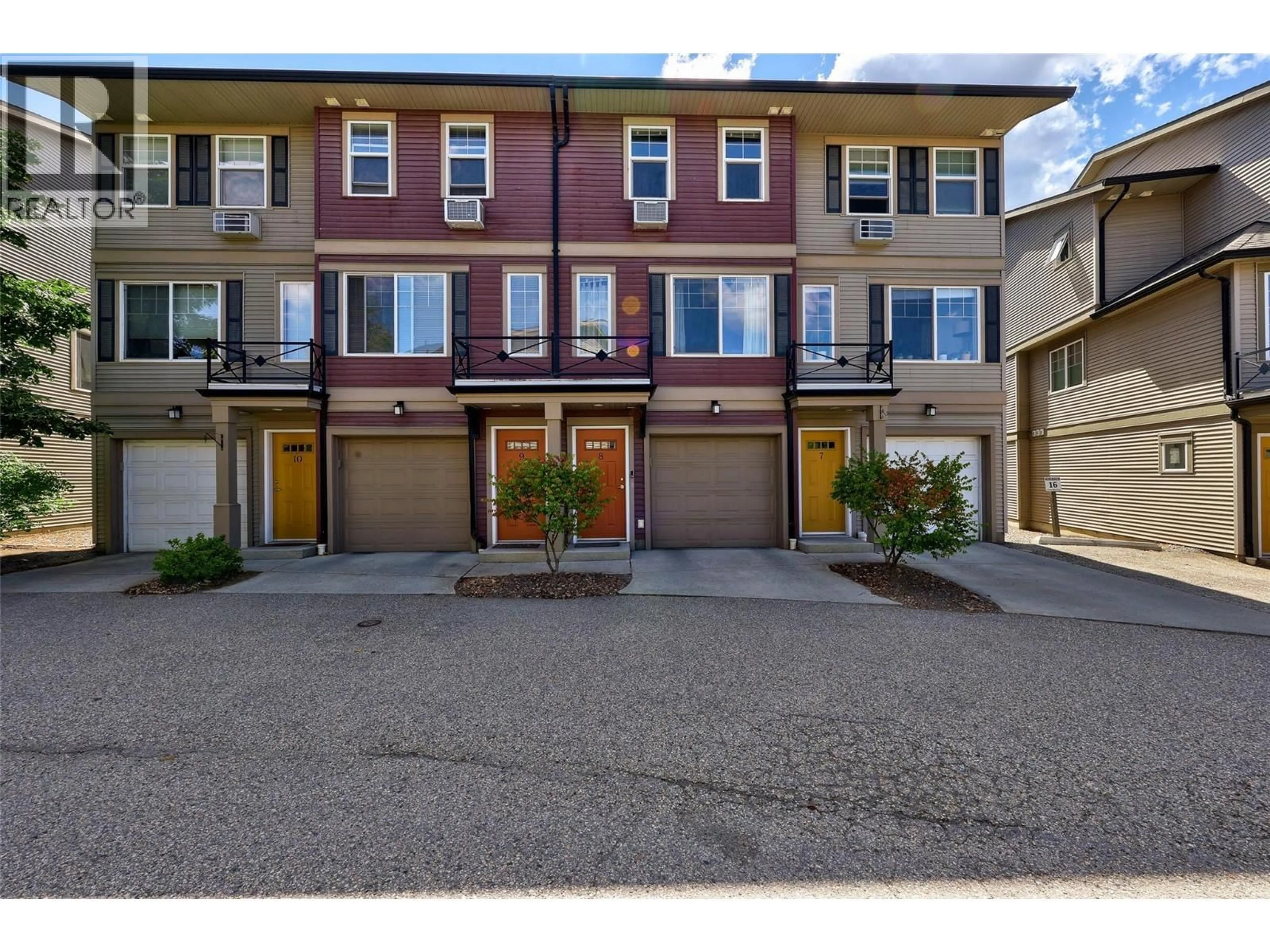 A pic from outside/outdoor area/front of a property/back of a property/a pic from drone, street for 8 - 1970 BRAEVIEW PLACE, Kamloops British Columbia V1S0A2