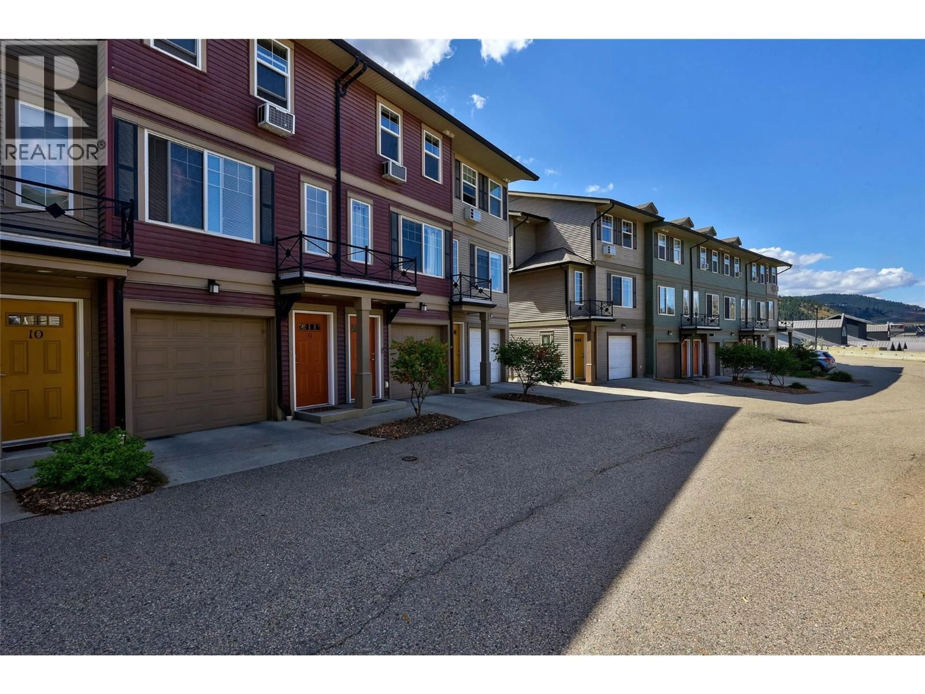 A pic from outside/outdoor area/front of a property/back of a property/a pic from drone, street for 8 - 1970 BRAEVIEW PLACE, Kamloops British Columbia V1S0A2
