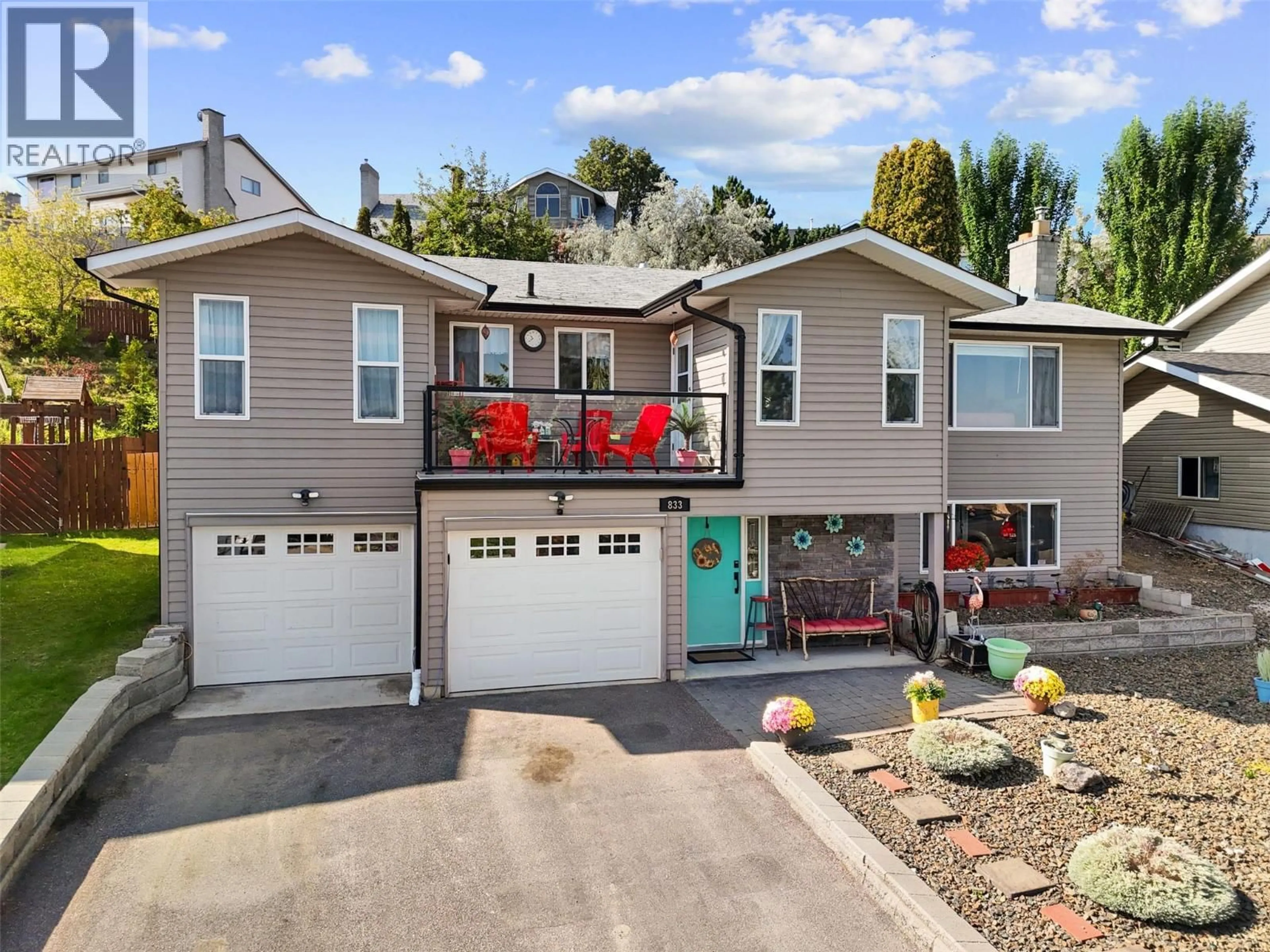 Home with vinyl exterior material, street for 833 FLEMING DRIVE, Kamloops British Columbia V1S1B6