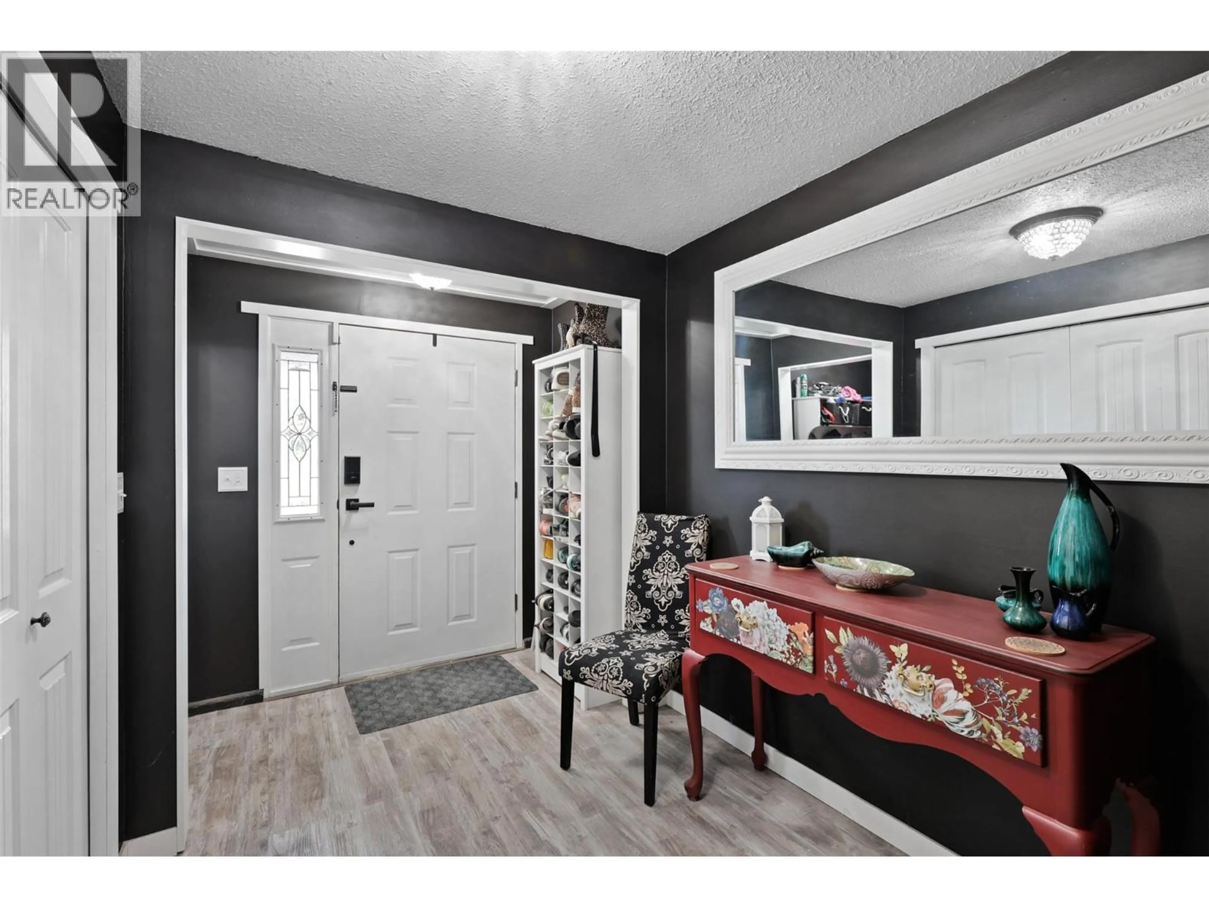 Indoor entryway for 833 FLEMING DRIVE, Kamloops British Columbia V1S1B6