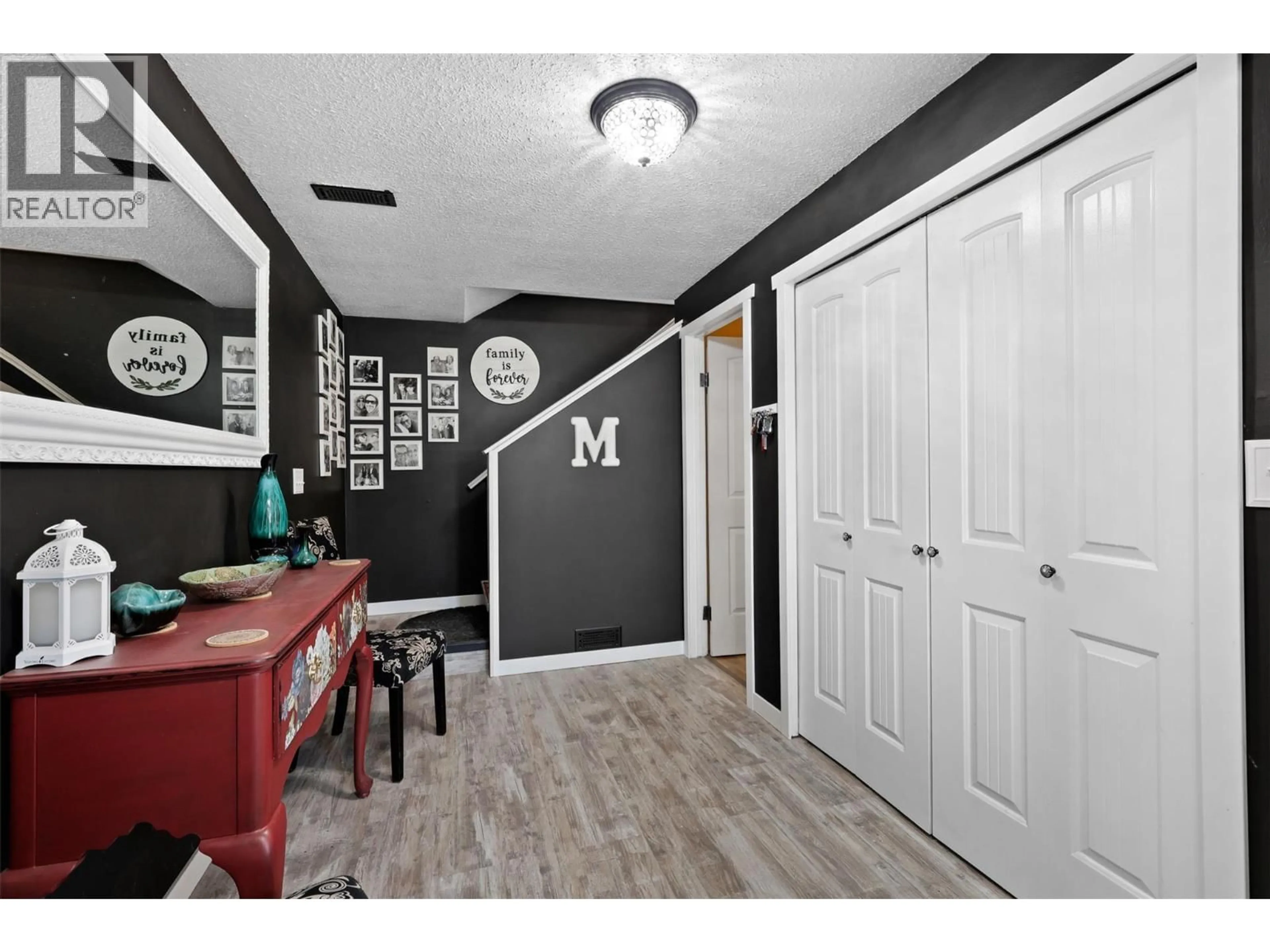 Indoor entryway for 833 FLEMING DRIVE, Kamloops British Columbia V1S1B6