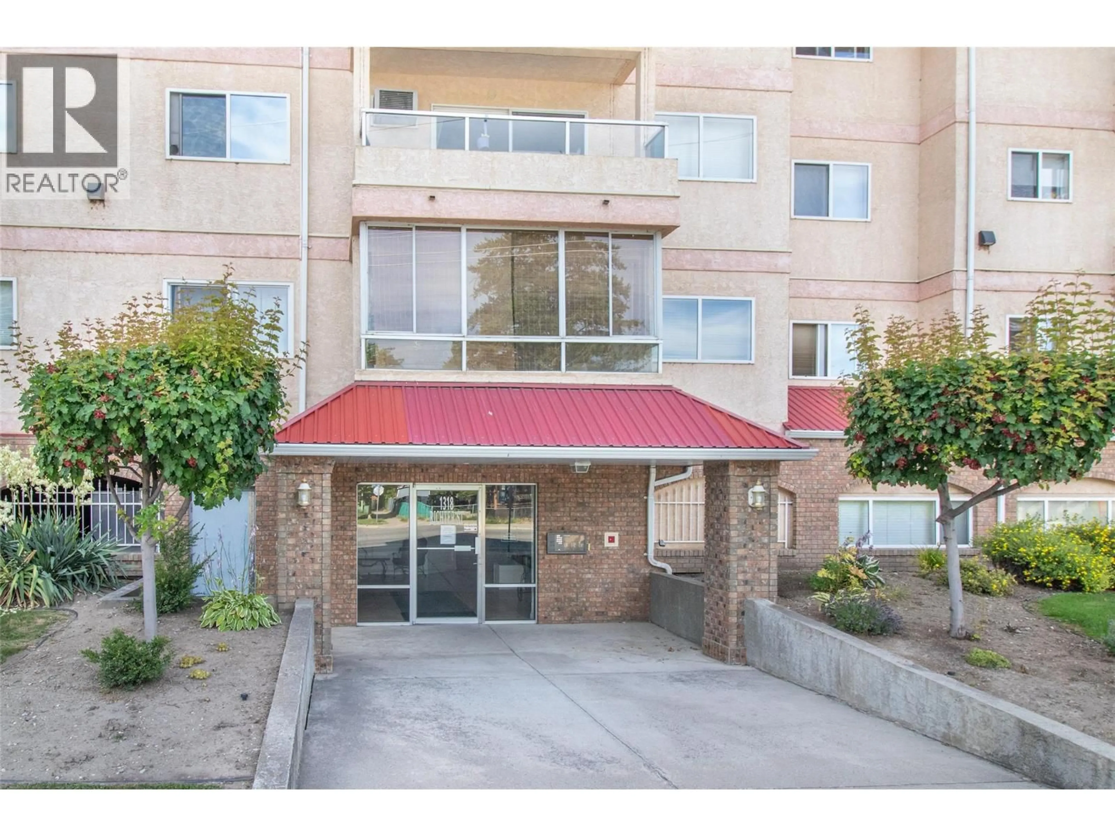 Indoor foyer for 304 - 1318 RICHTER STREET, Kelowna British Columbia V1Y2L3