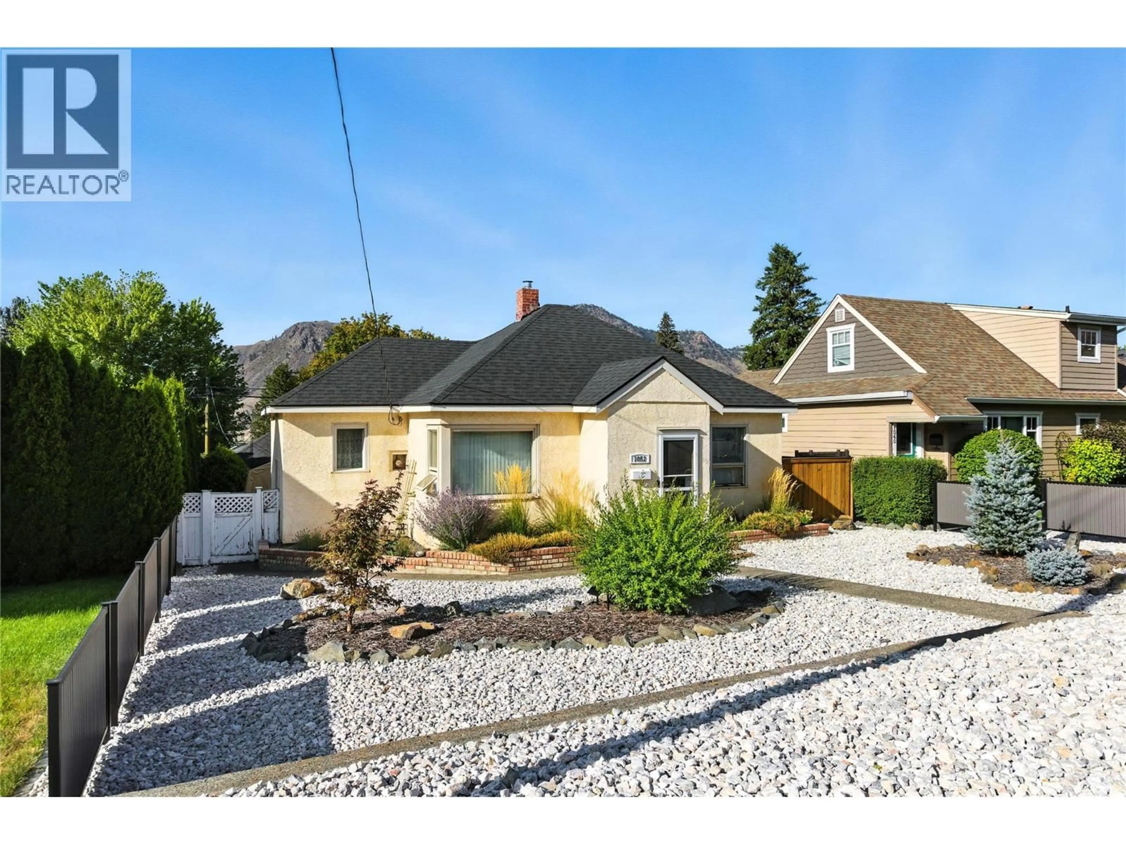 A pic from outside/outdoor area/front of a property/back of a property/a pic from drone, street for 1052 PLEASANT STREET, Kamloops British Columbia V2C3B8
