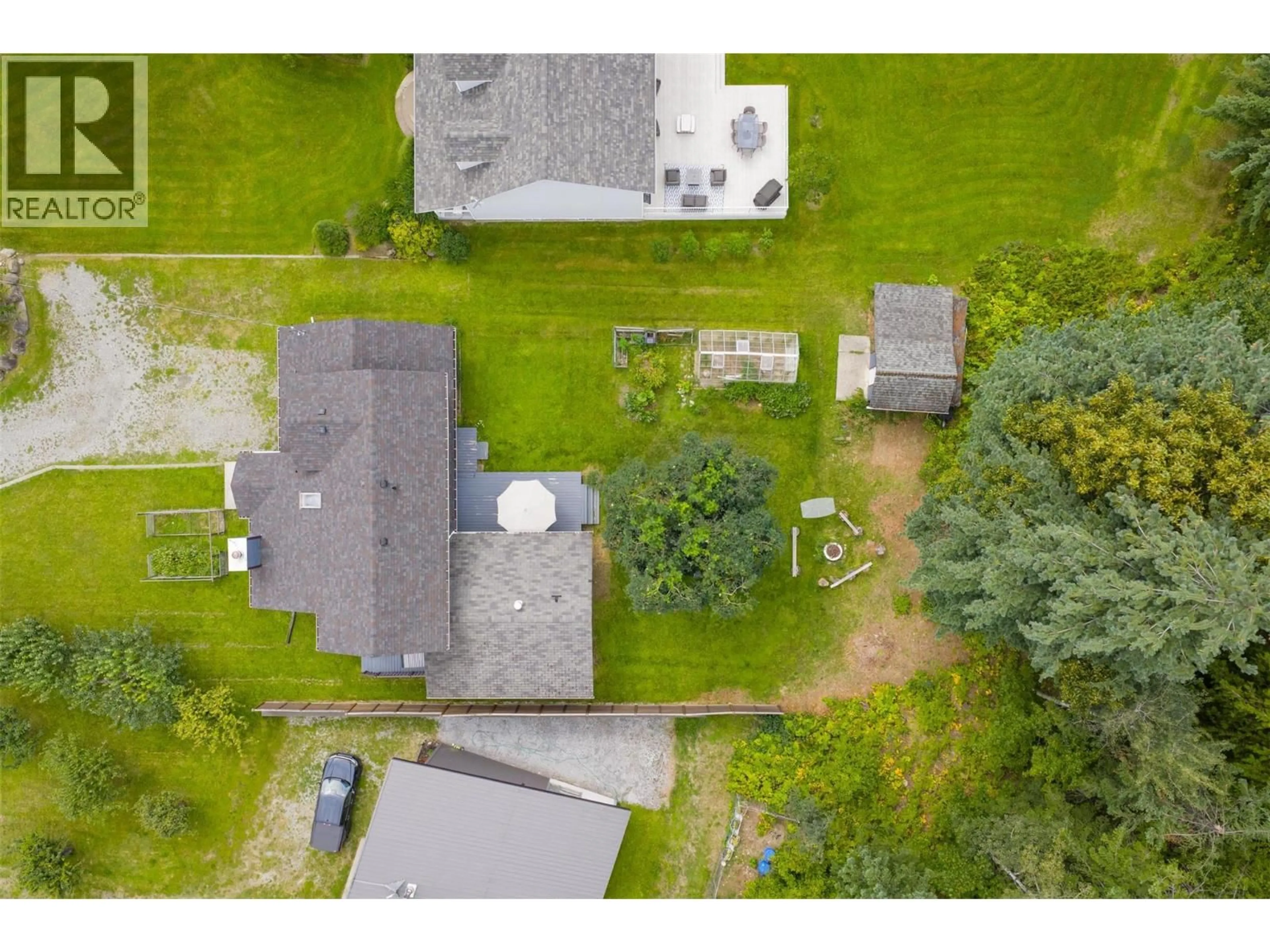 A pic from outside/outdoor area/front of a property/back of a property/a pic from drone, street for 611 7TH STREET, Kaslo British Columbia V0G1M0