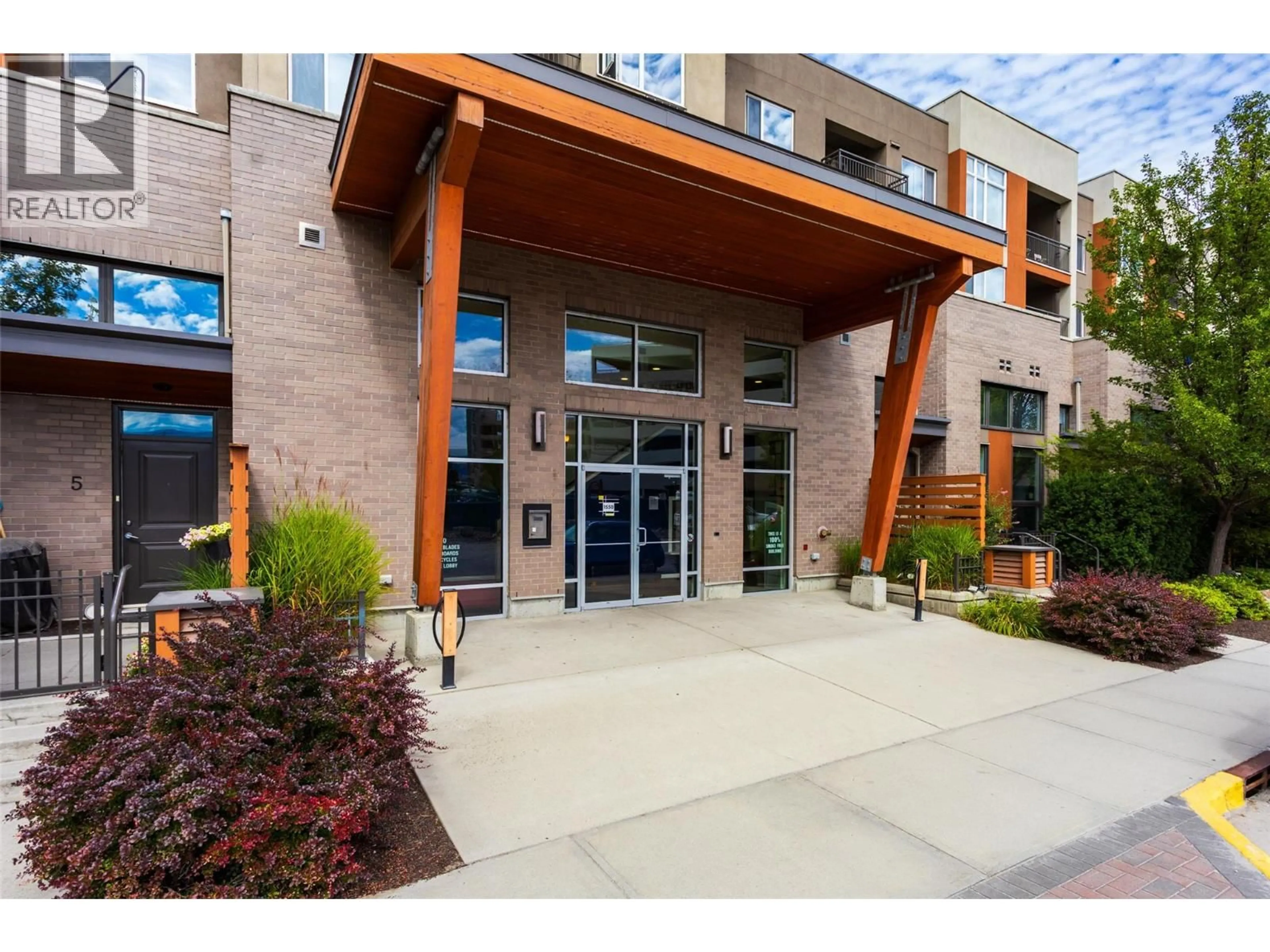 Indoor foyer for 116 - 1550 DICKSON AVENUE, Kelowna British Columbia V1Y9Y8