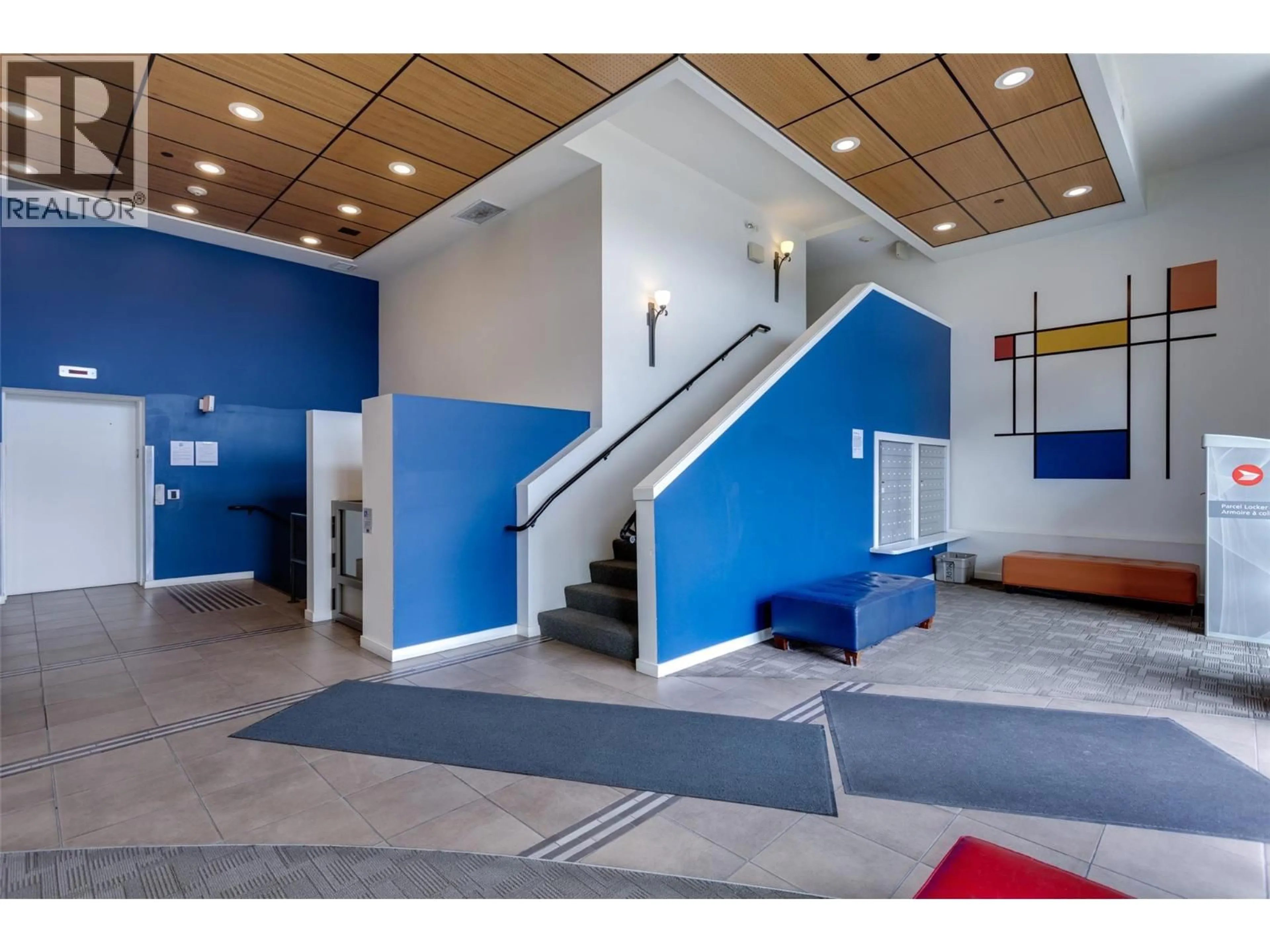 Indoor foyer for 116 - 1550 DICKSON AVENUE, Kelowna British Columbia V1Y9Y8