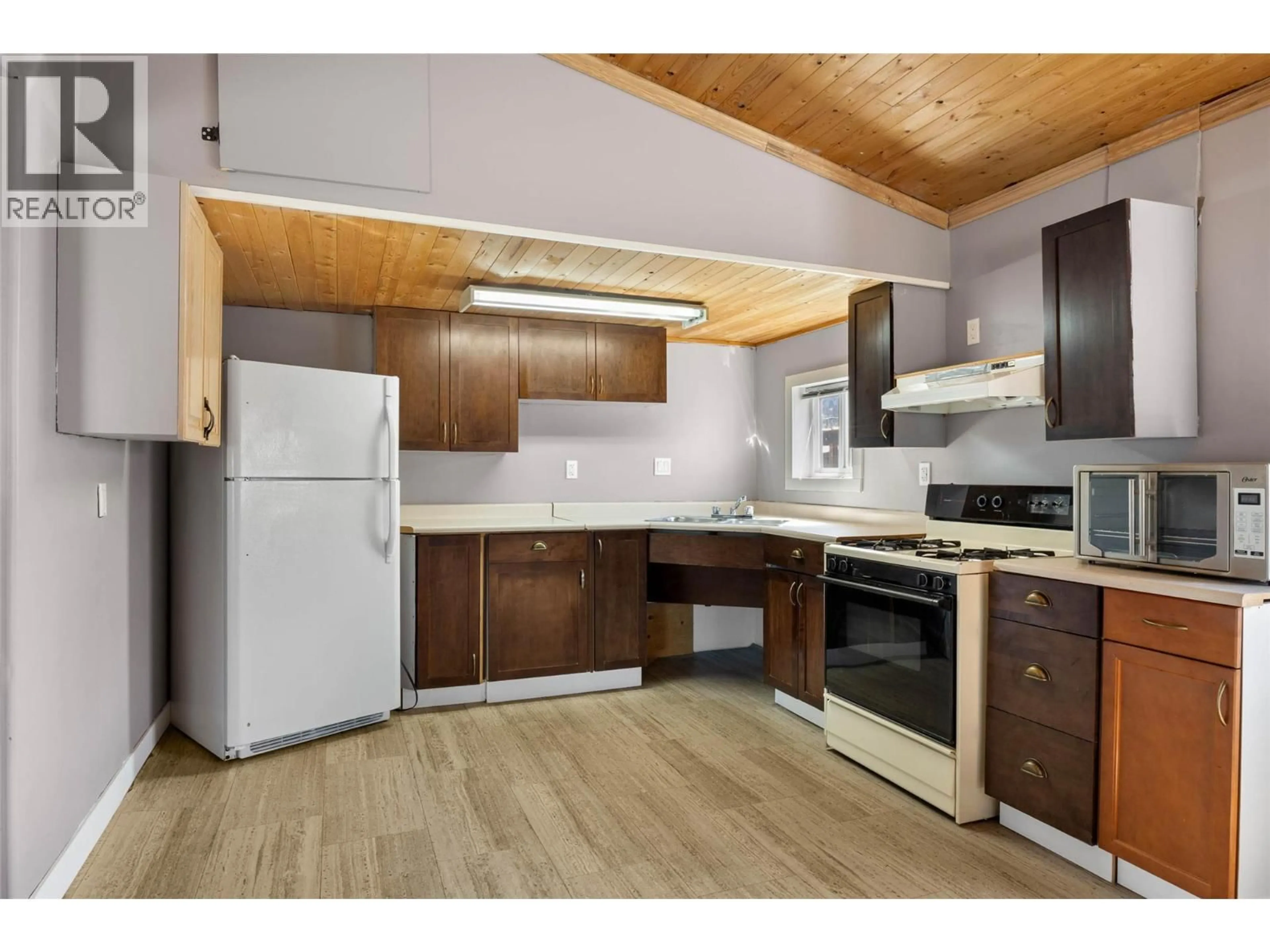 Standard kitchen, wood/laminate floor for 33 - 771 ATHABASCA STREET EAST, Kamloops British Columbia V2H1C8