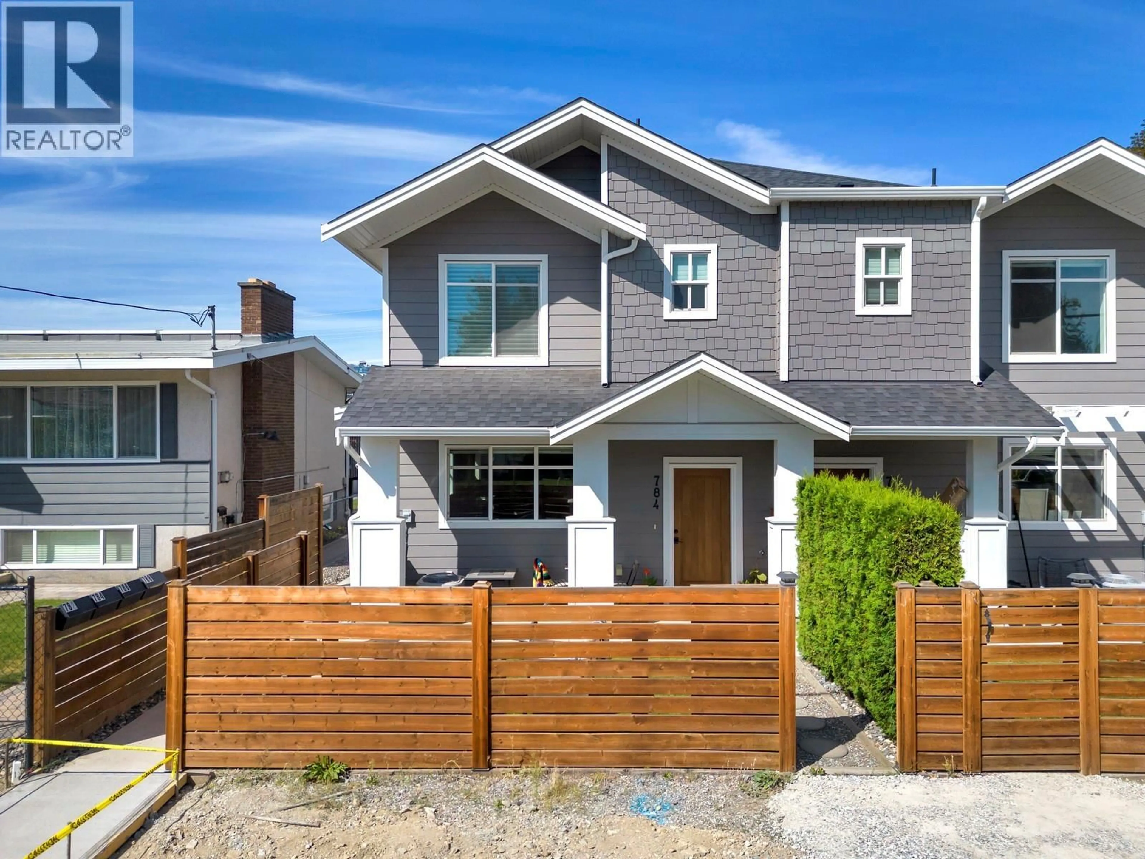 Home with vinyl exterior material, street for 784 GLENWOOD AVENUE, Kelowna British Columbia V1Y5M5