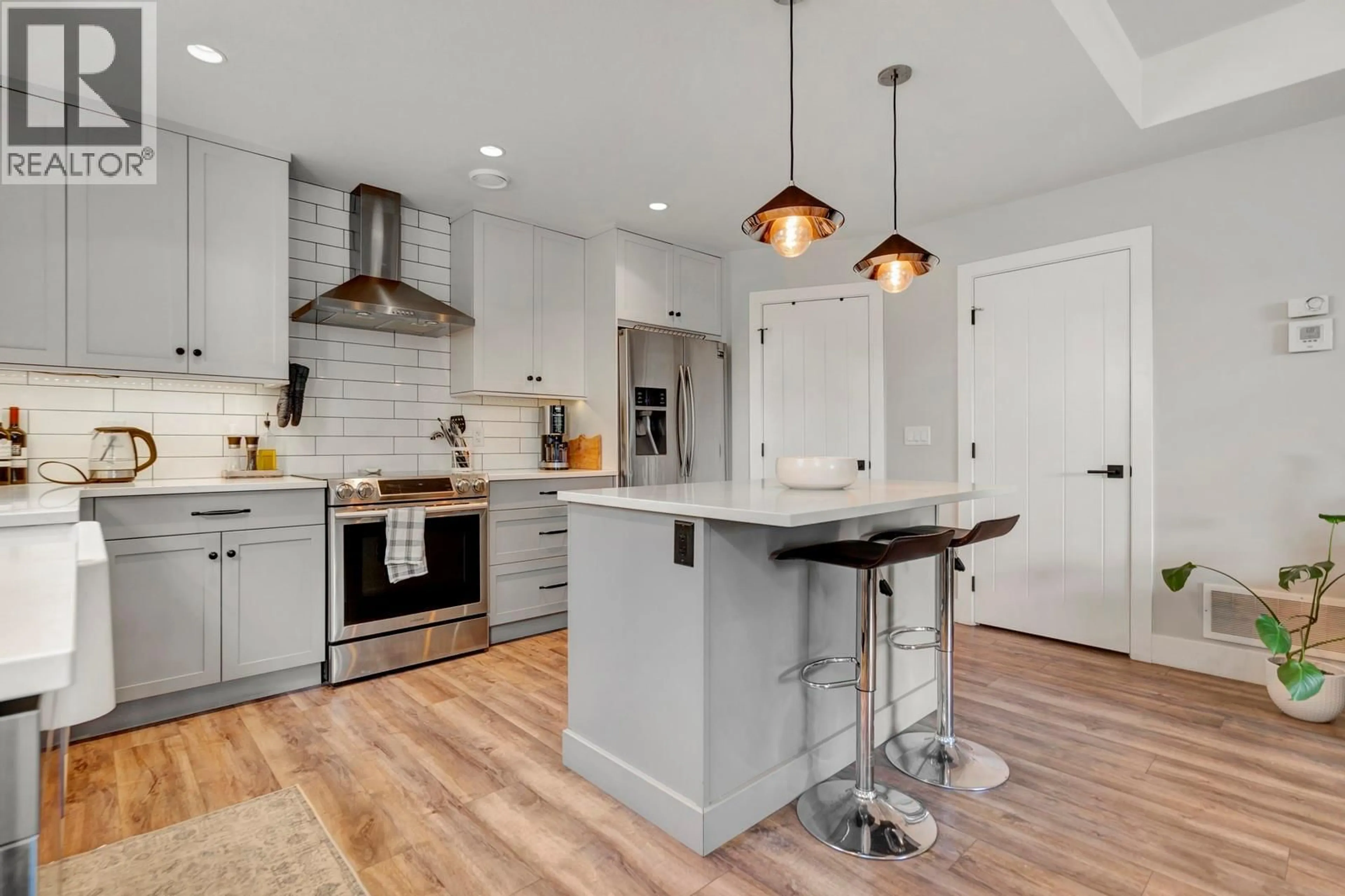 Contemporary kitchen, unknown for 784 GLENWOOD AVENUE, Kelowna British Columbia V1Y5M5