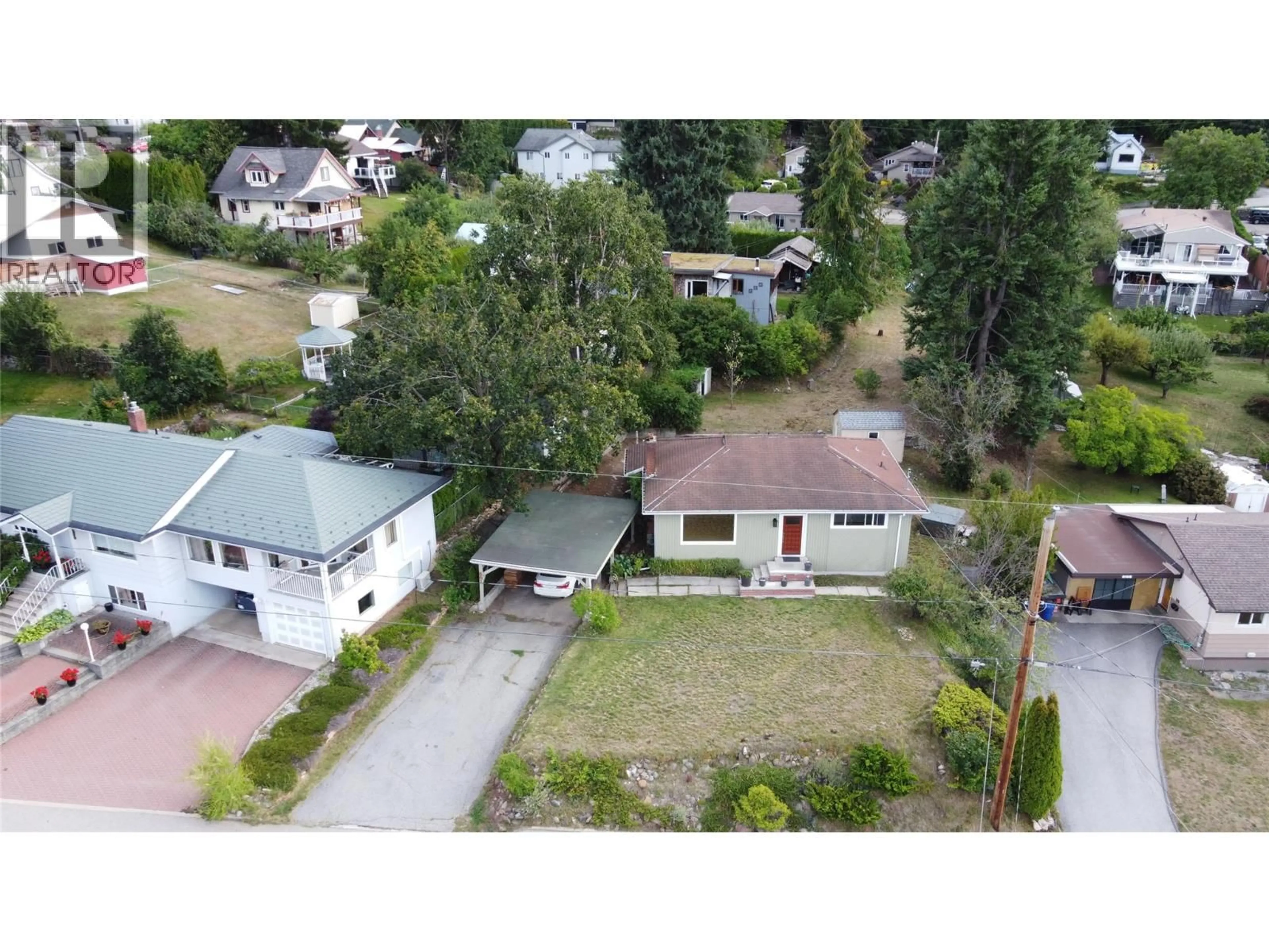 A pic from outside/outdoor area/front of a property/back of a property/a pic from drone, street for 601 LAKEVIEW CRESCENT, Nelson British Columbia V1L3E6