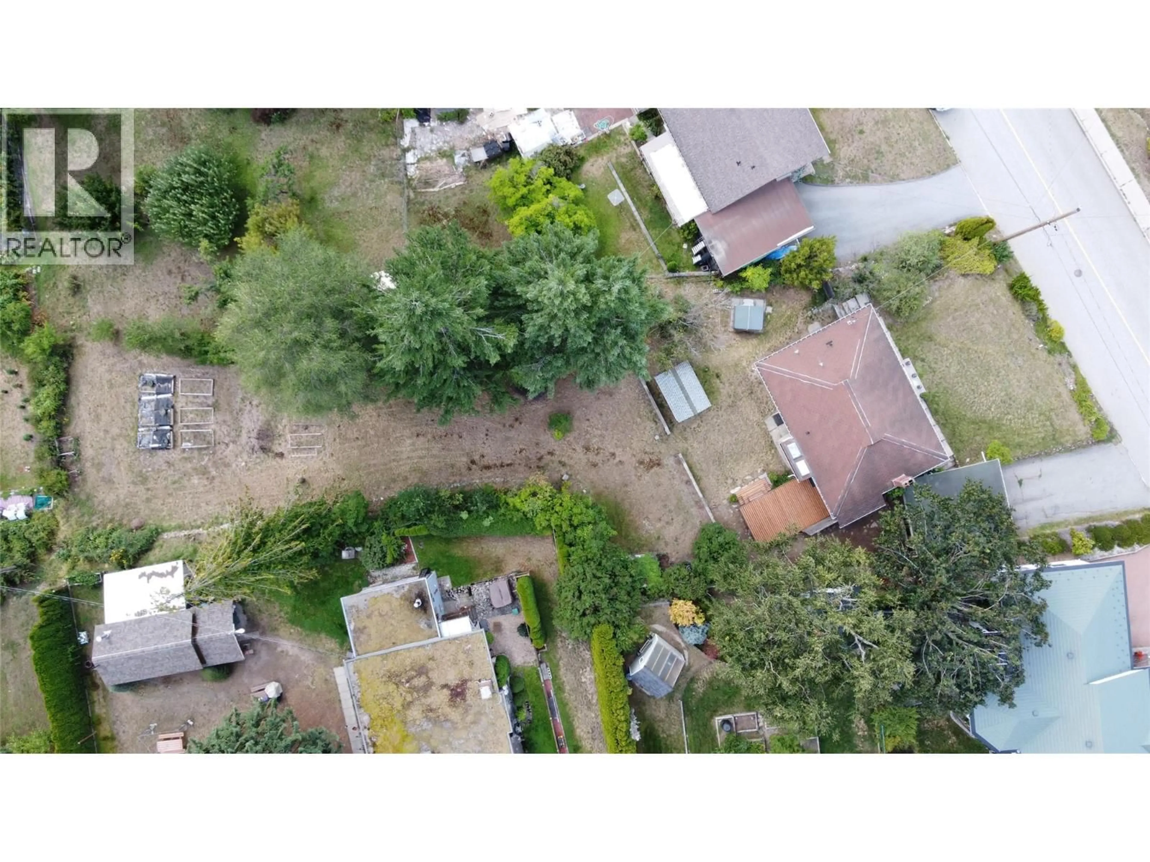 A pic from outside/outdoor area/front of a property/back of a property/a pic from drone, street for 601 LAKEVIEW CRESCENT, Nelson British Columbia V1L3E6