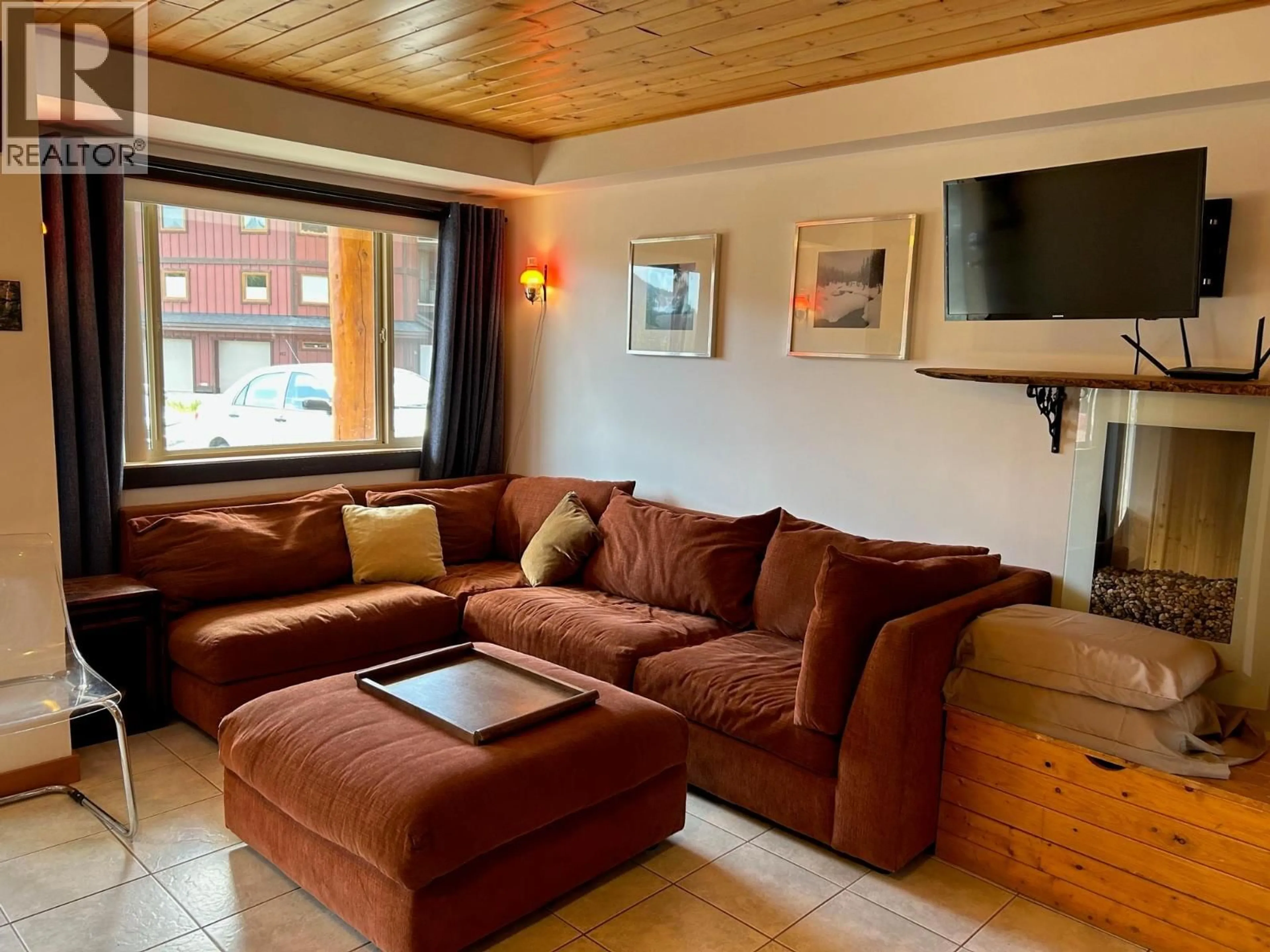 Living room with furniture, wood/laminate floor for 102 - 161 CLEARVIEW CRESCENT, Apex Mountain British Columbia V0X1K0