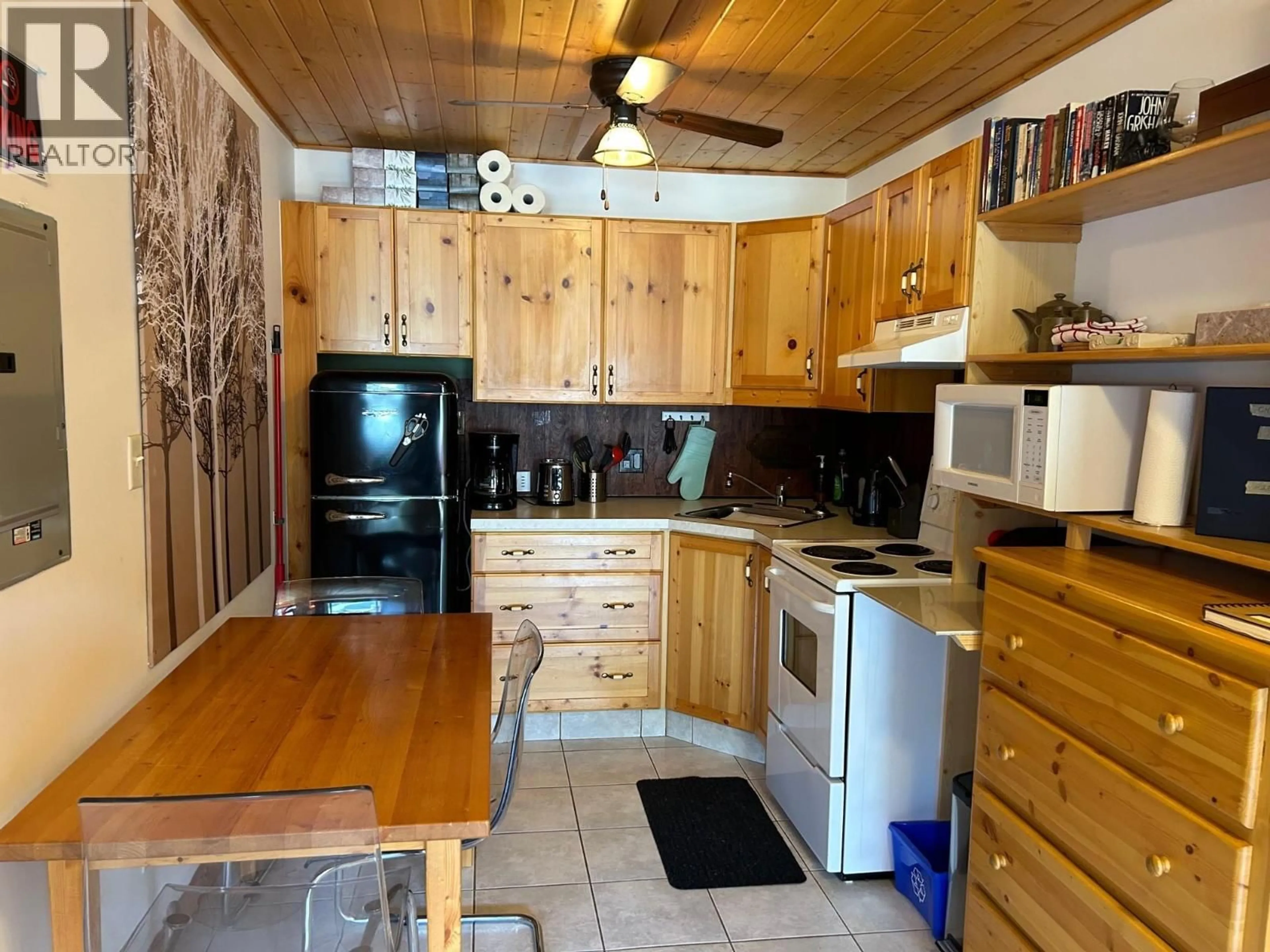 Standard kitchen, wood/laminate floor for 102 - 161 CLEARVIEW CRESCENT, Apex Mountain British Columbia V0X1K0