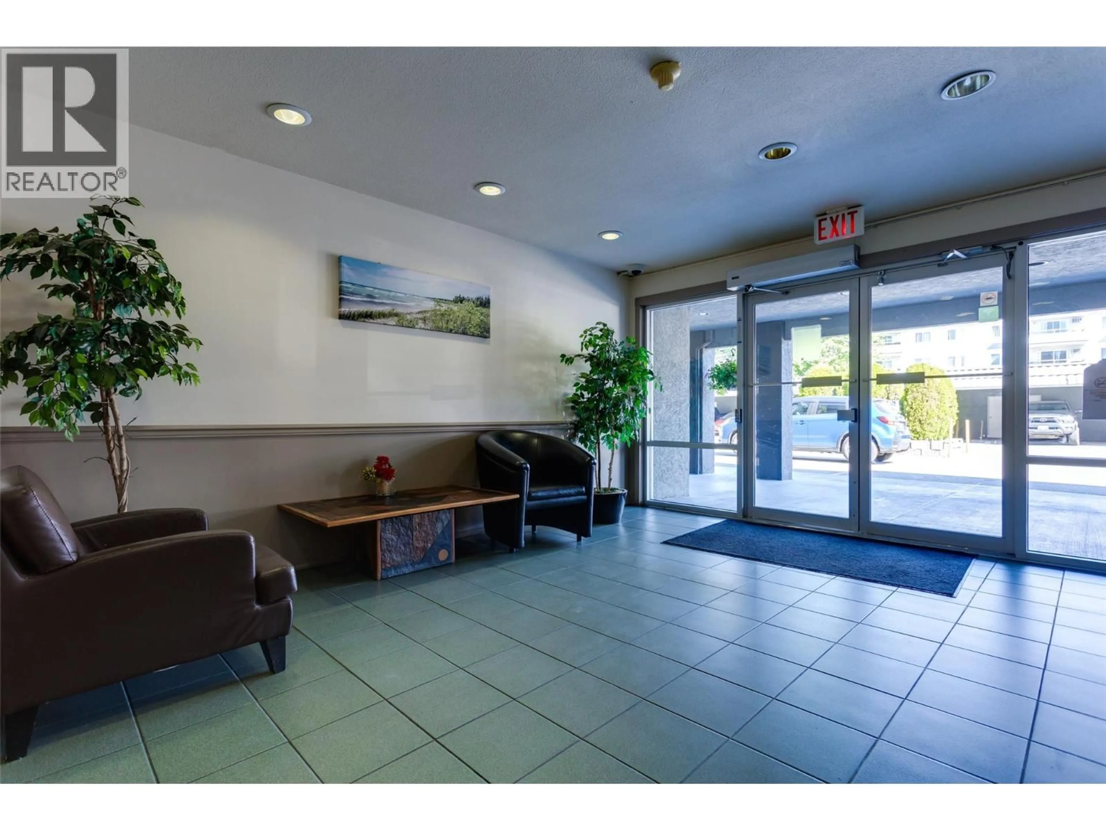Indoor foyer for 314 - 3175 DE MONTREUIL COURT, Kelowna British Columbia V1W3X2