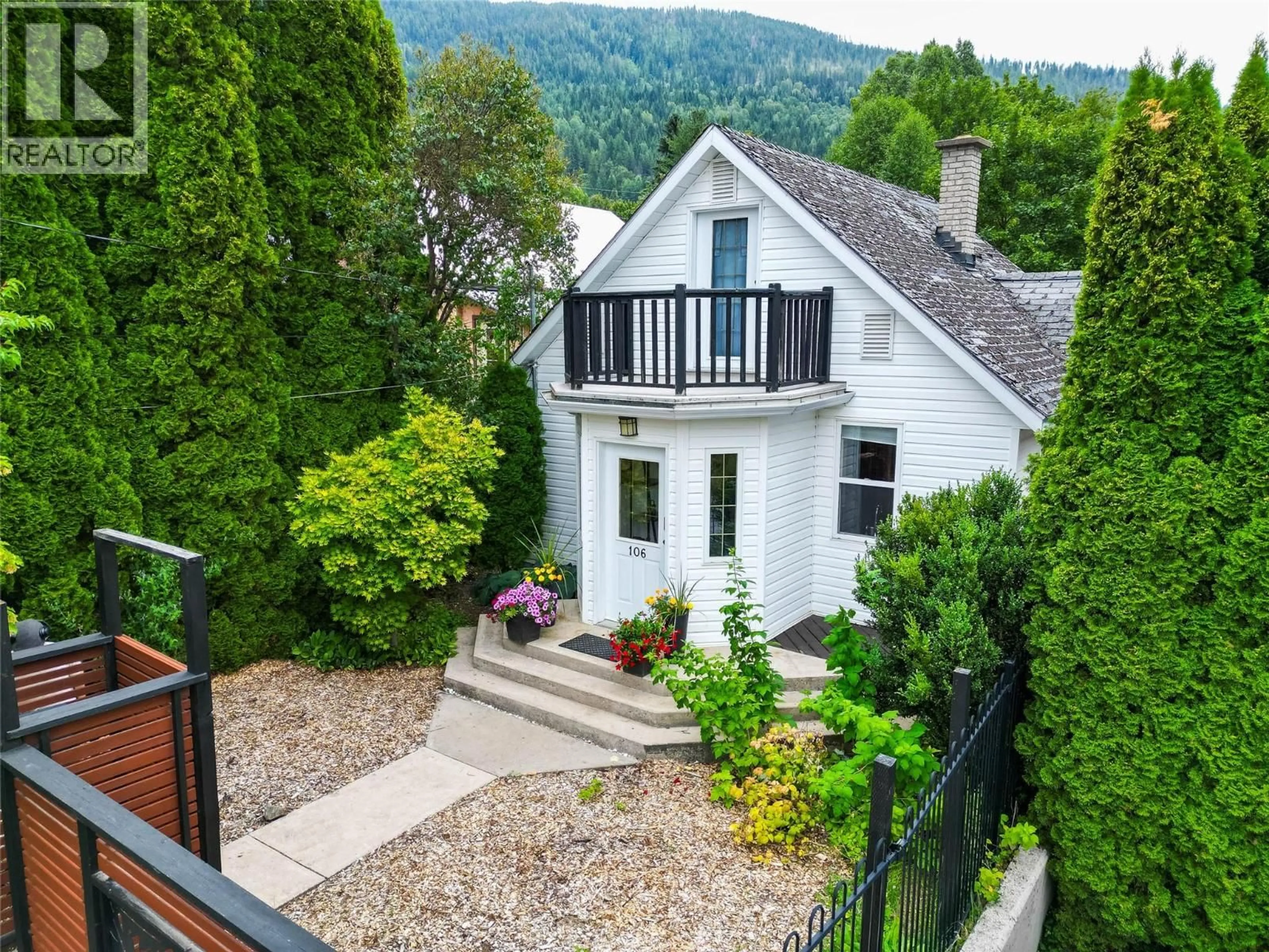 A pic from outside/outdoor area/front of a property/back of a property/a pic from drone, unknown for 106 RICHARDS STREET, Nelson British Columbia V1L5J5