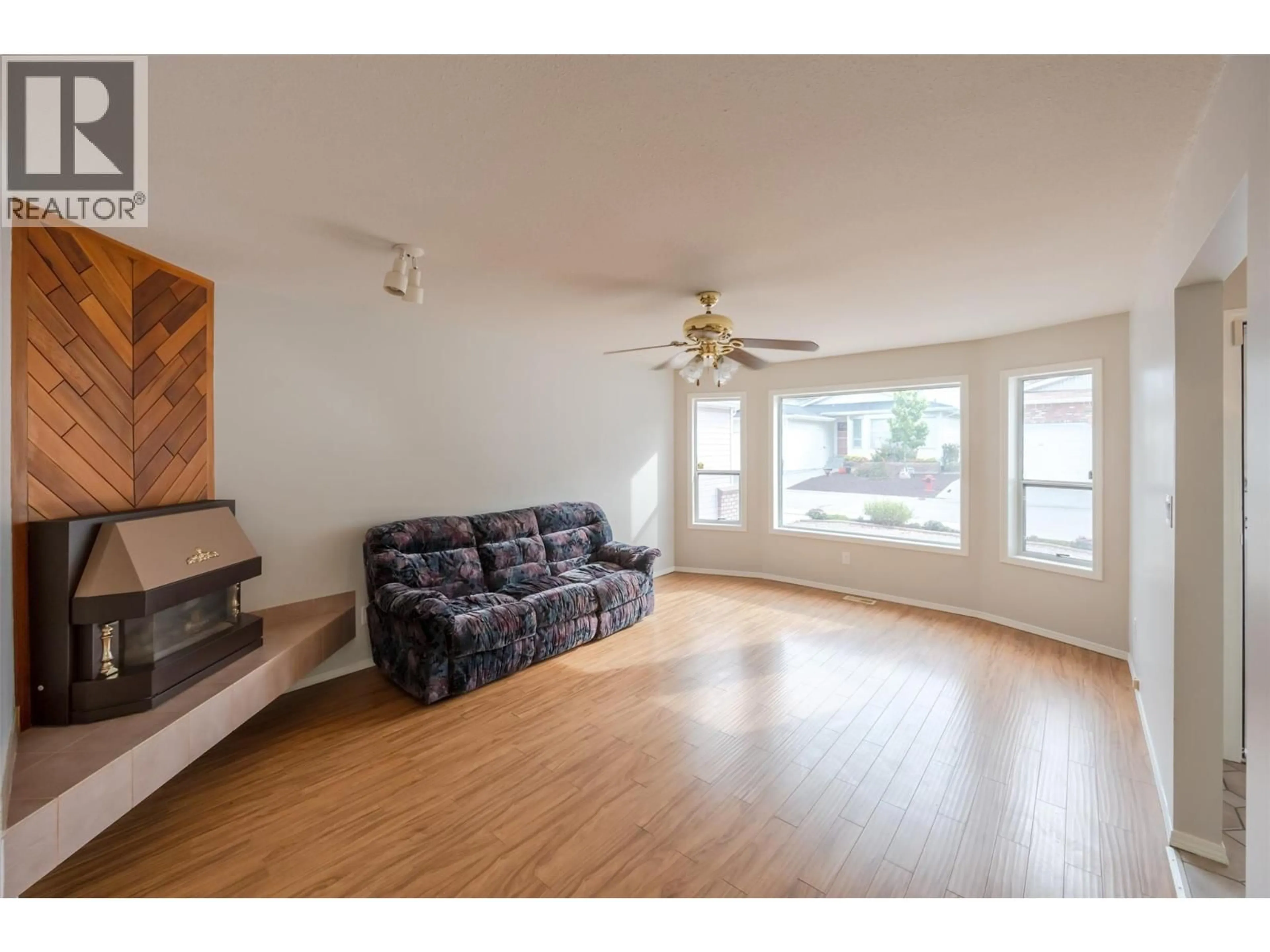Living room with furniture, wood/laminate floor for 23 - 3096 SOUTH MAIN STREET, Penticton British Columbia V2A8C1