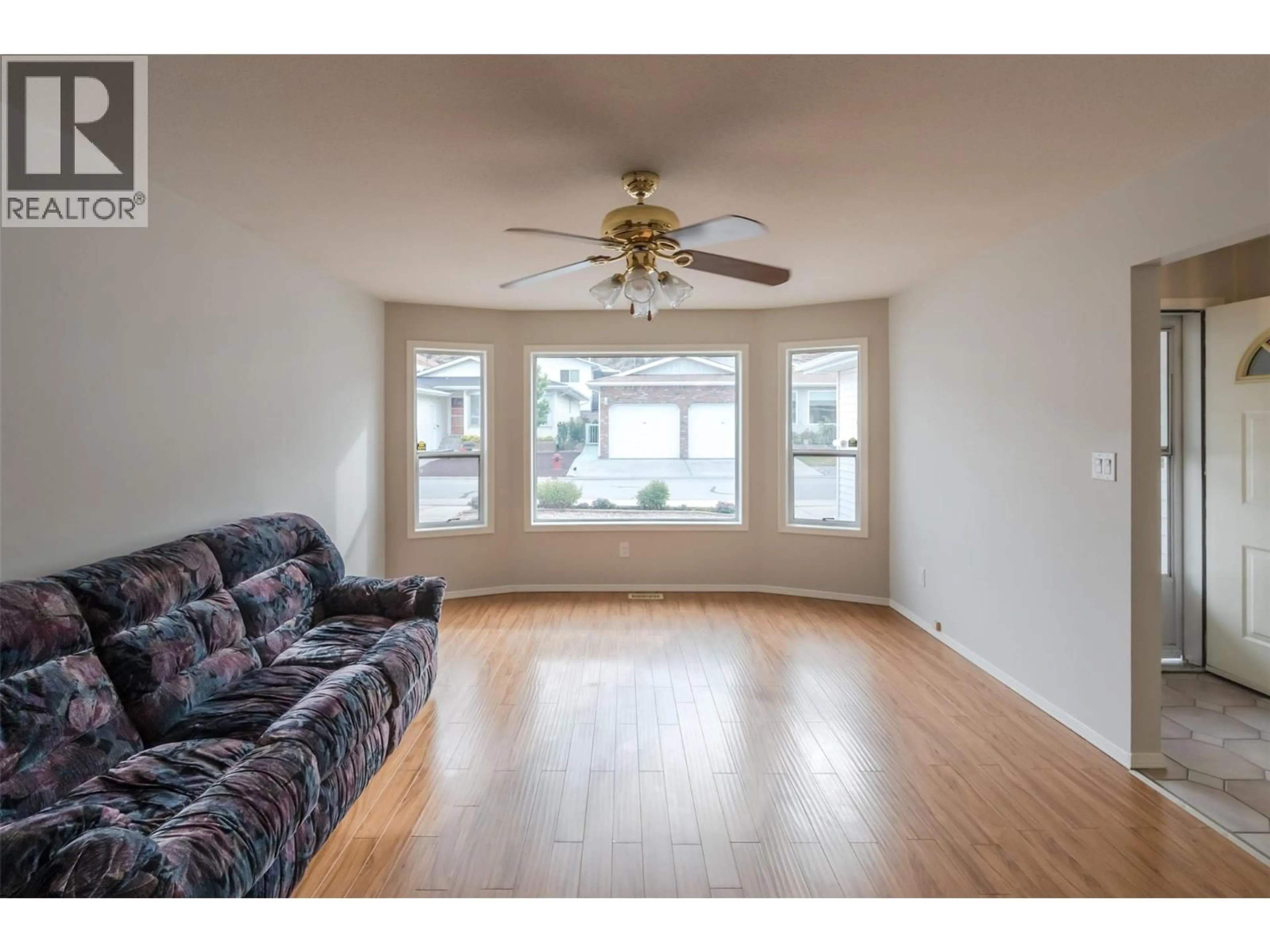 Living room with furniture, wood/laminate floor for 23 - 3096 SOUTH MAIN STREET, Penticton British Columbia V2A8C1