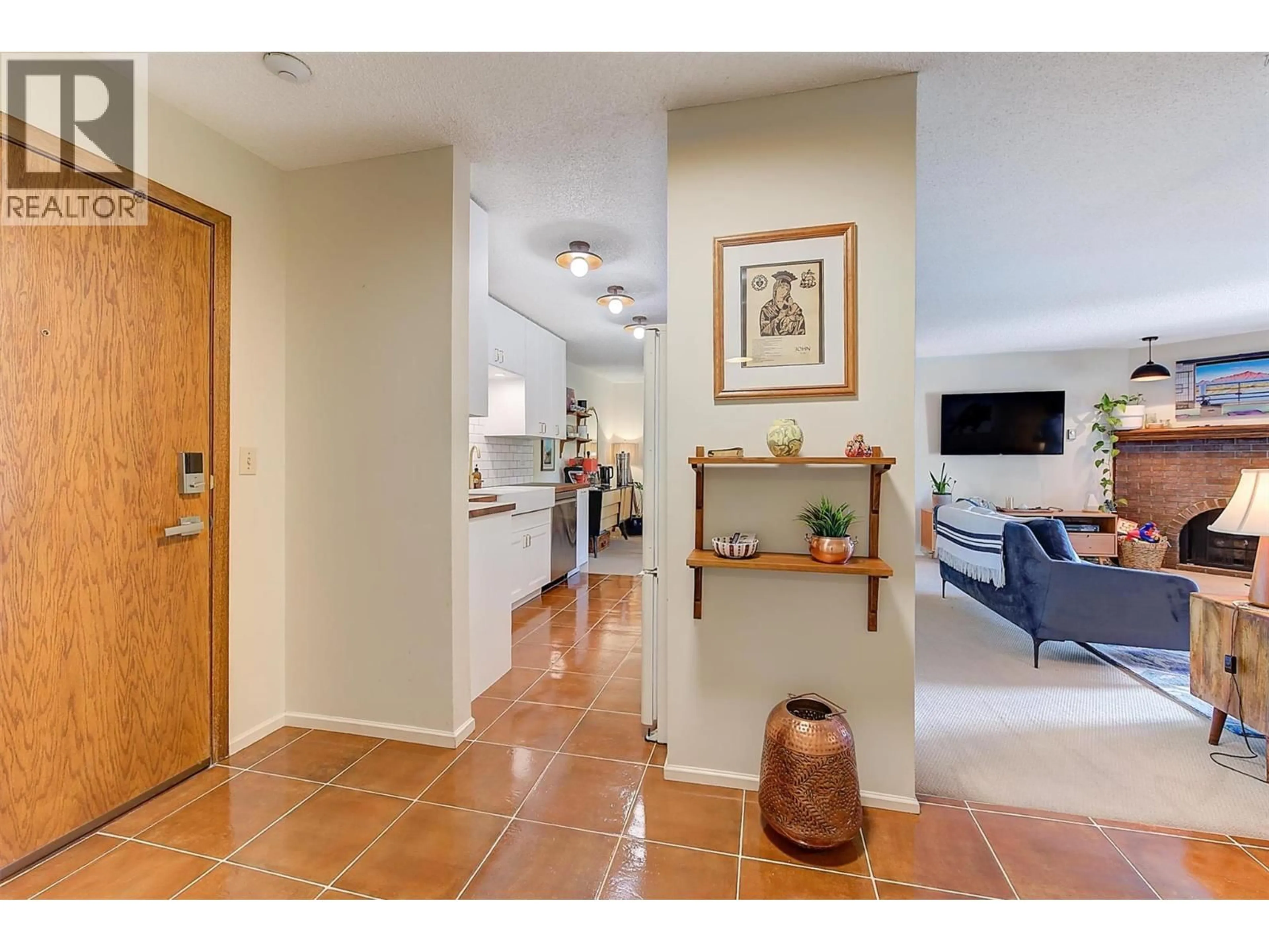 Indoor entryway for 205 - 983 BERNARD AVENUE, Kelowna British Columbia V1Y6P7
