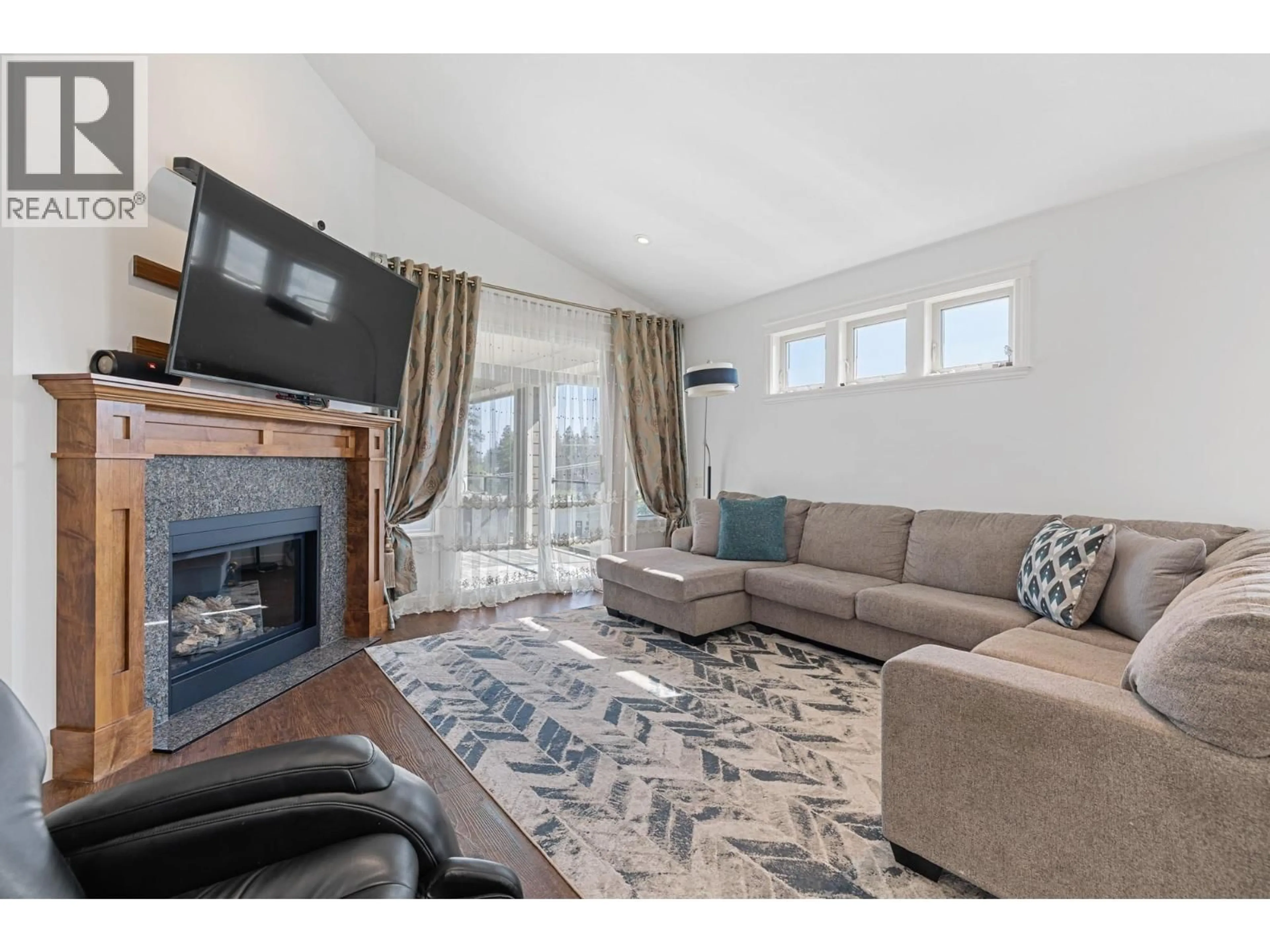 Living room with furniture, unknown for 374 TRUMPETER COURT, Kelowna British Columbia V1W5J4