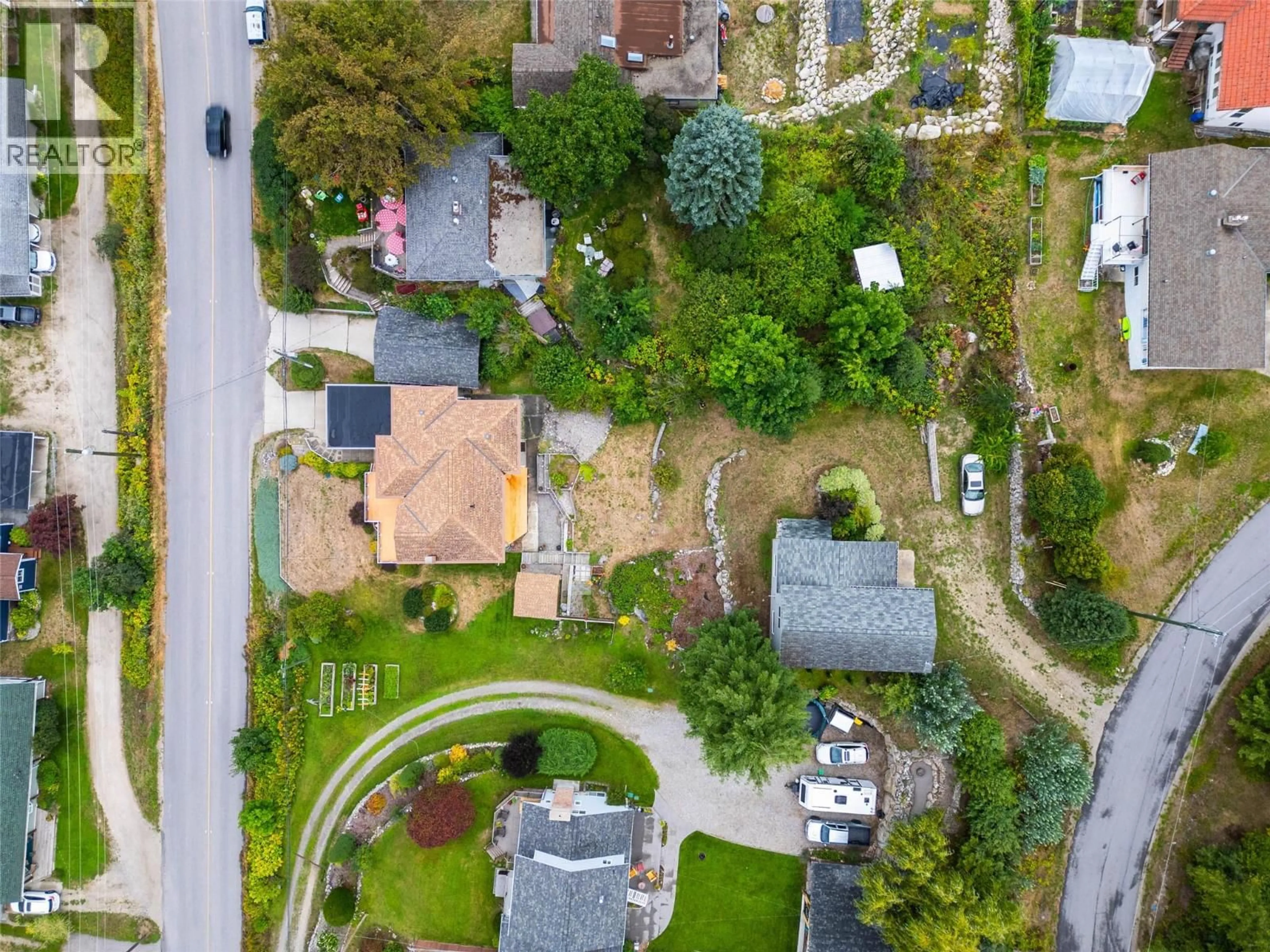 A pic from outside/outdoor area/front of a property/back of a property/a pic from drone, street for 629 JOHNSTONE ROAD, Nelson British Columbia V1L6H8