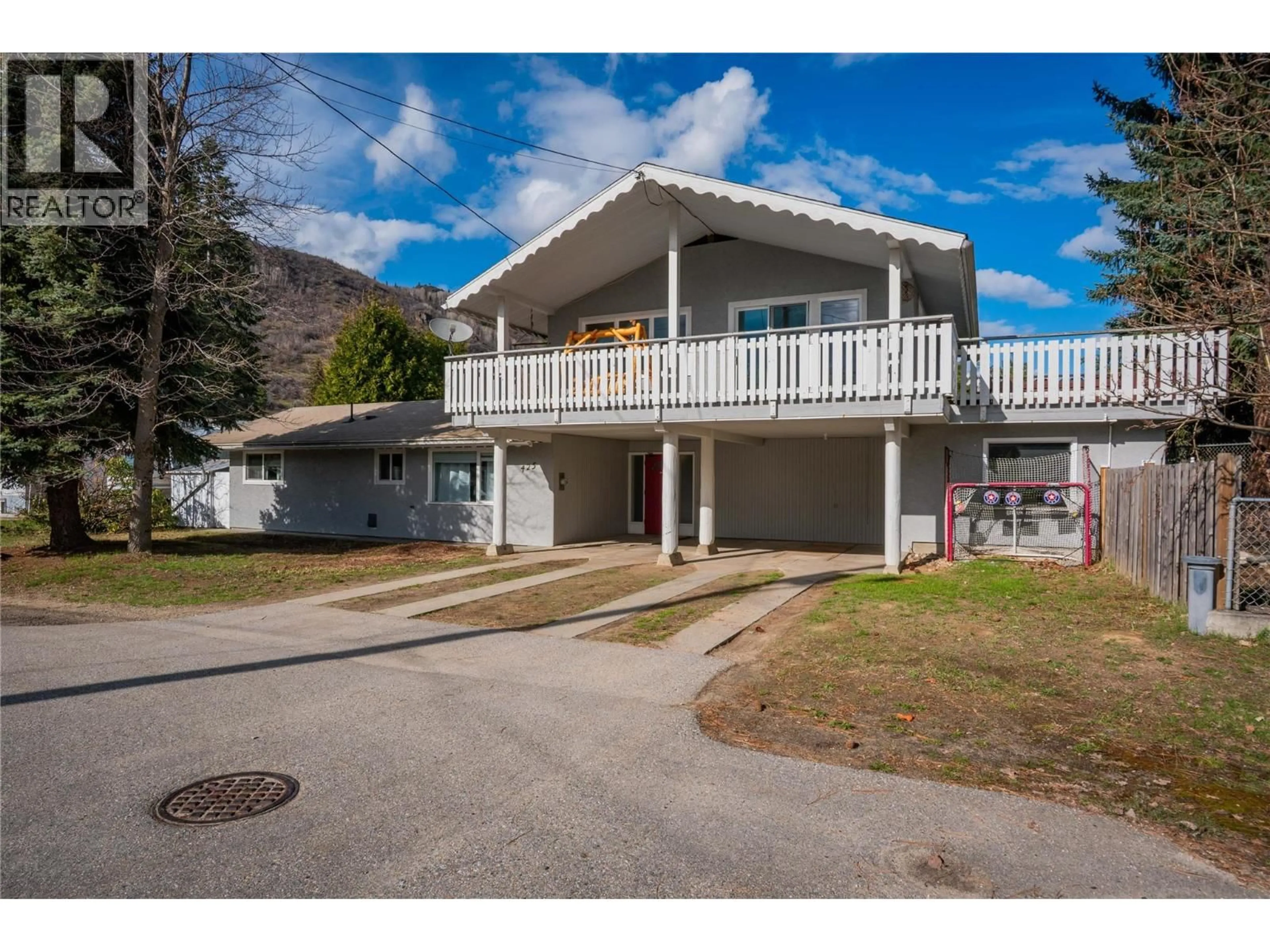 A pic from outside/outdoor area/front of a property/back of a property/a pic from drone, street for 425 8TH AVENUE, Montrose British Columbia V0G1P0