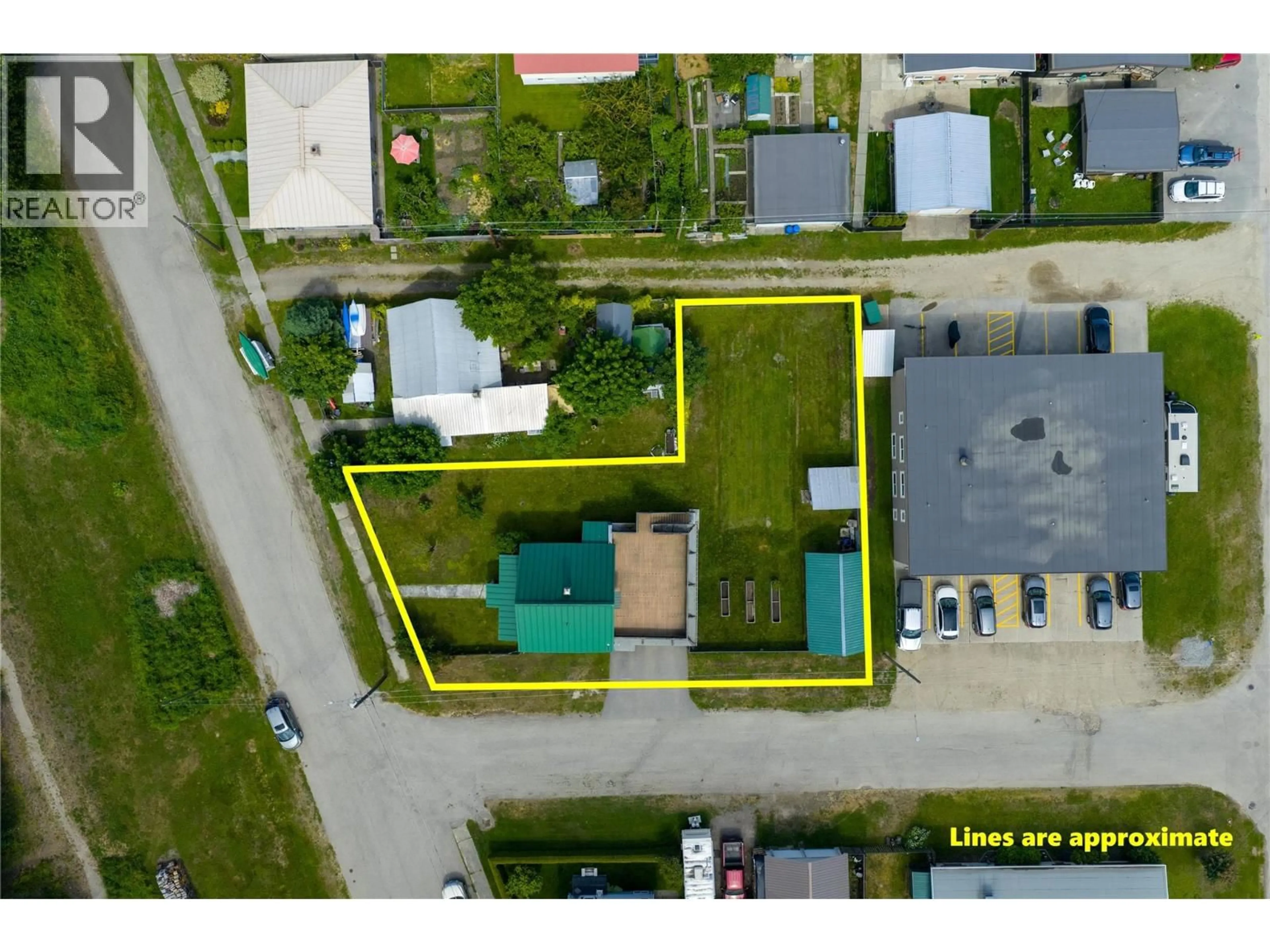 A pic from outside/outdoor area/front of a property/back of a property/a pic from drone, street for 614 RAILWAY AVENUE, Revelstoke British Columbia V0E2S0