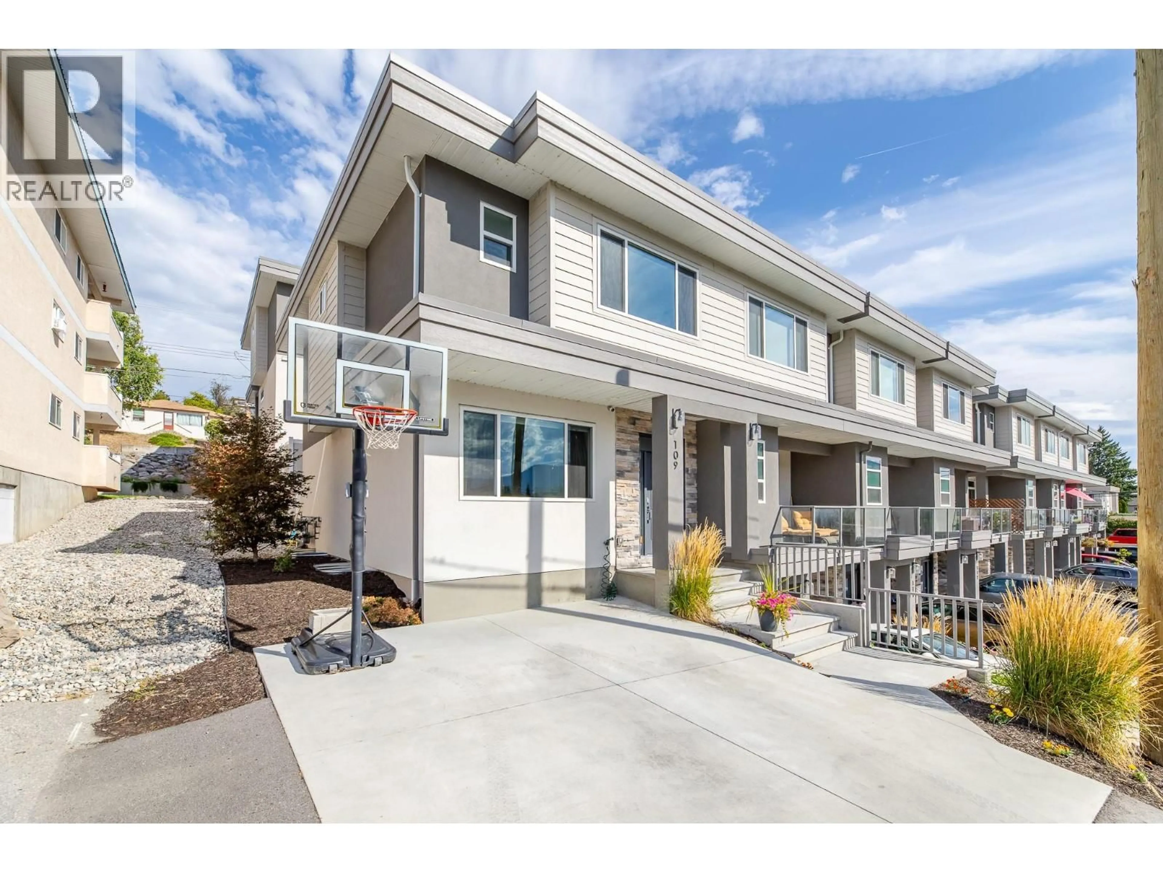 Home with vinyl exterior material, street for 109 - 253 NORTON STREET, Penticton British Columbia V2A4H8