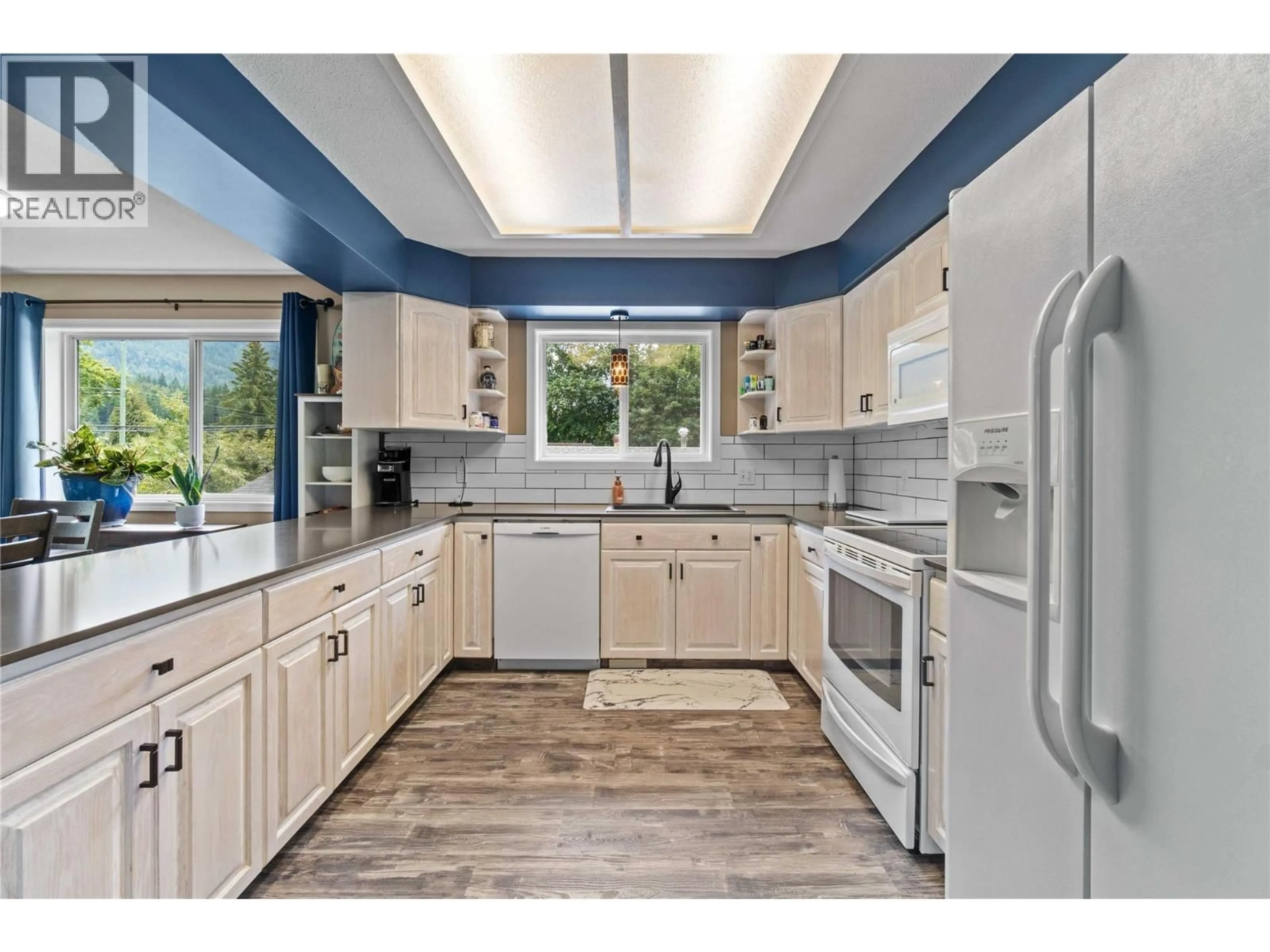 Open concept kitchen, ceramic/tile floor for 7191 52 STREET NORTHEAST, Salmon Arm British Columbia V0E1K0