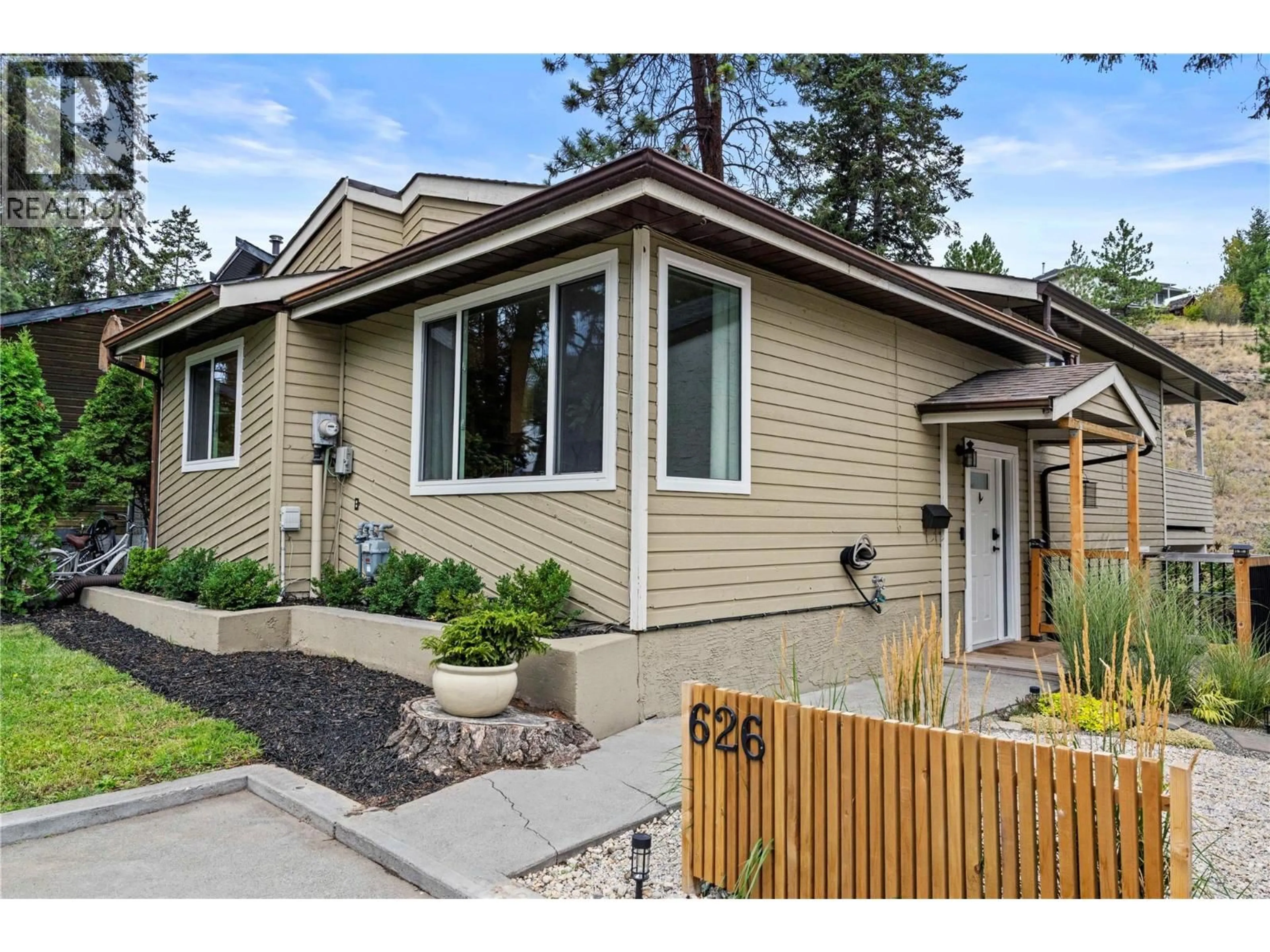 Home with vinyl exterior material, street for 626 GLENEAGLES DRIVE, Kamloops British Columbia V2E1Z1