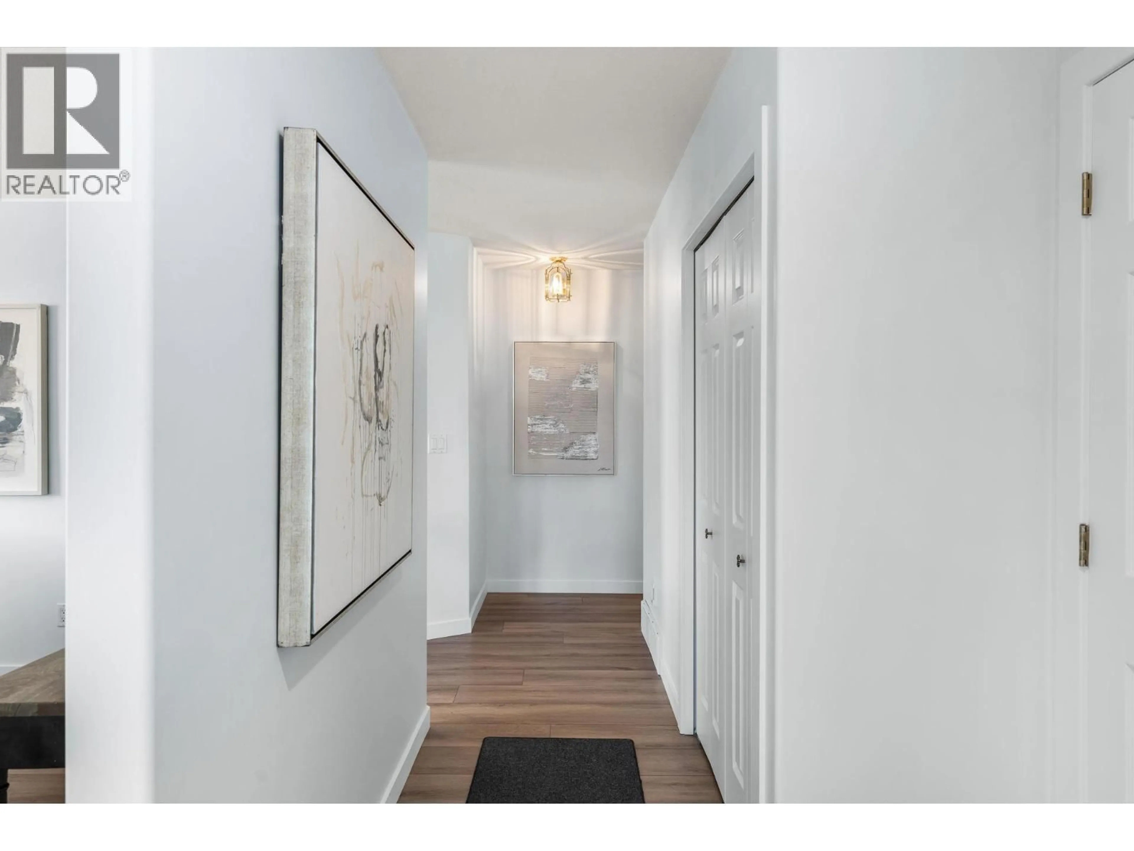 Indoor entryway for 2050 ZINNIA ROAD, Kelowna British Columbia V1V1P5