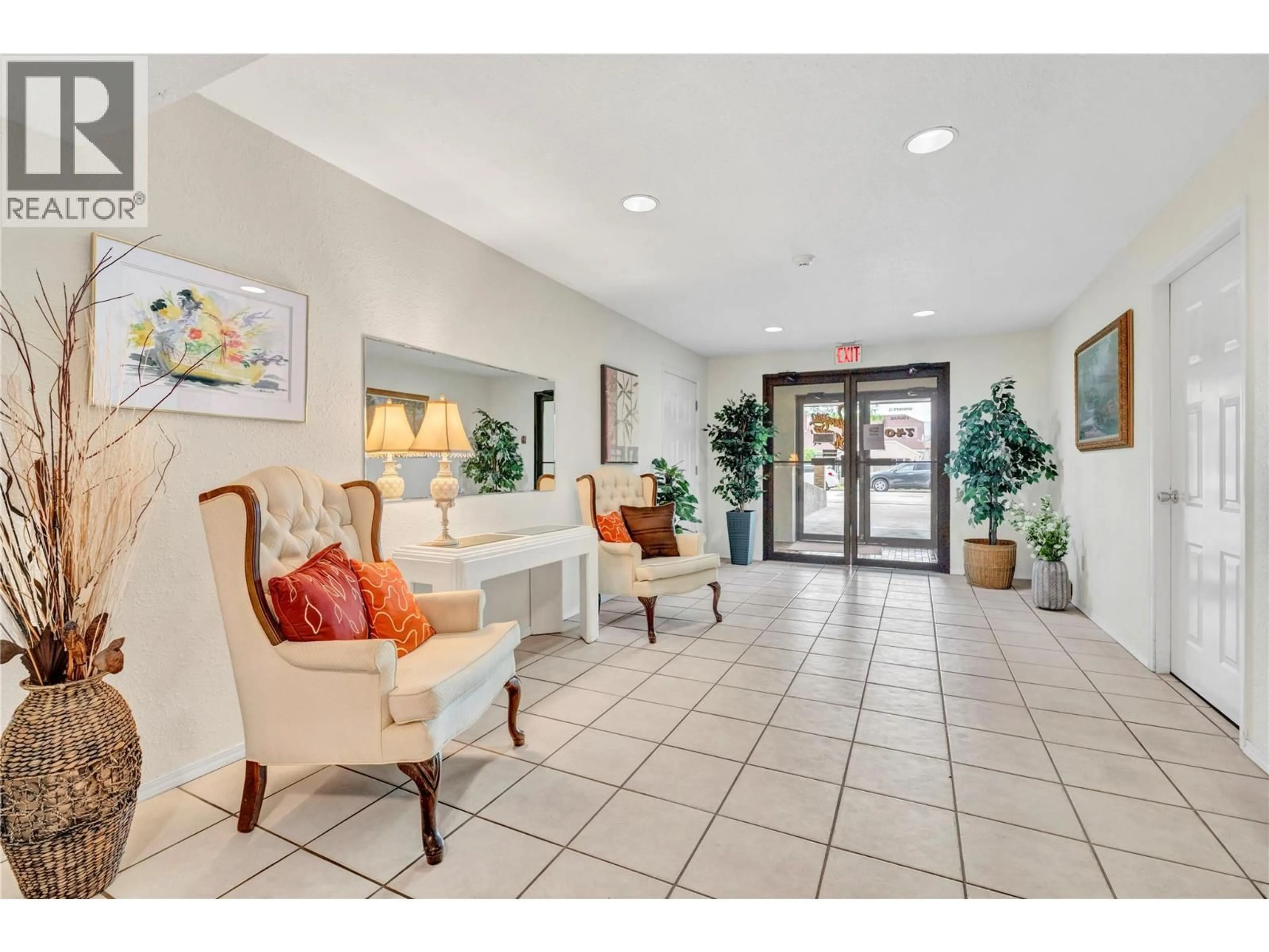 Indoor foyer for 401 - 740 WINNIPEG STREET, Penticton British Columbia V2Q5N3