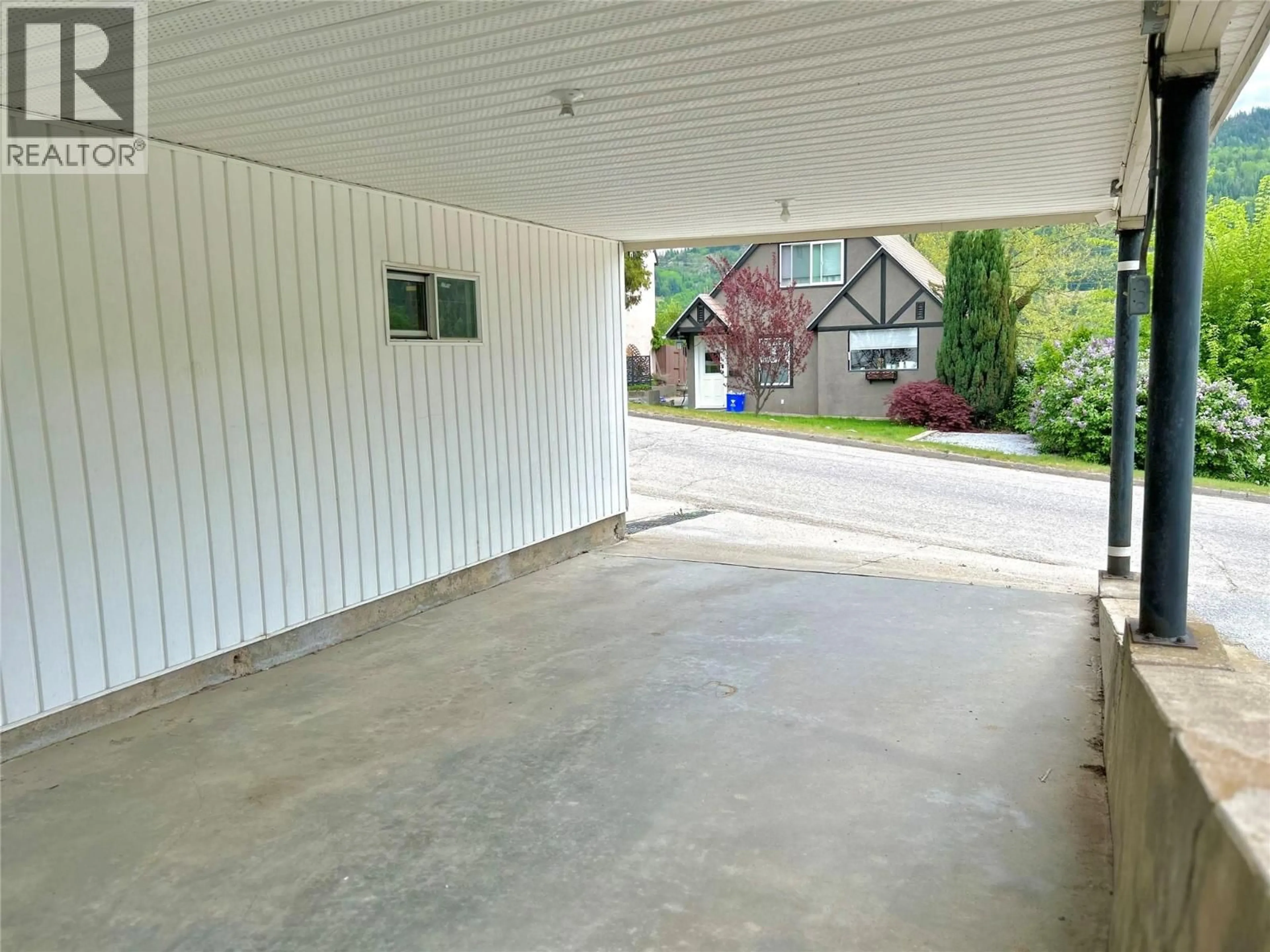 Indoor garage for 715 SHAKESPEARE STREET, Warfield British Columbia V1R2B3