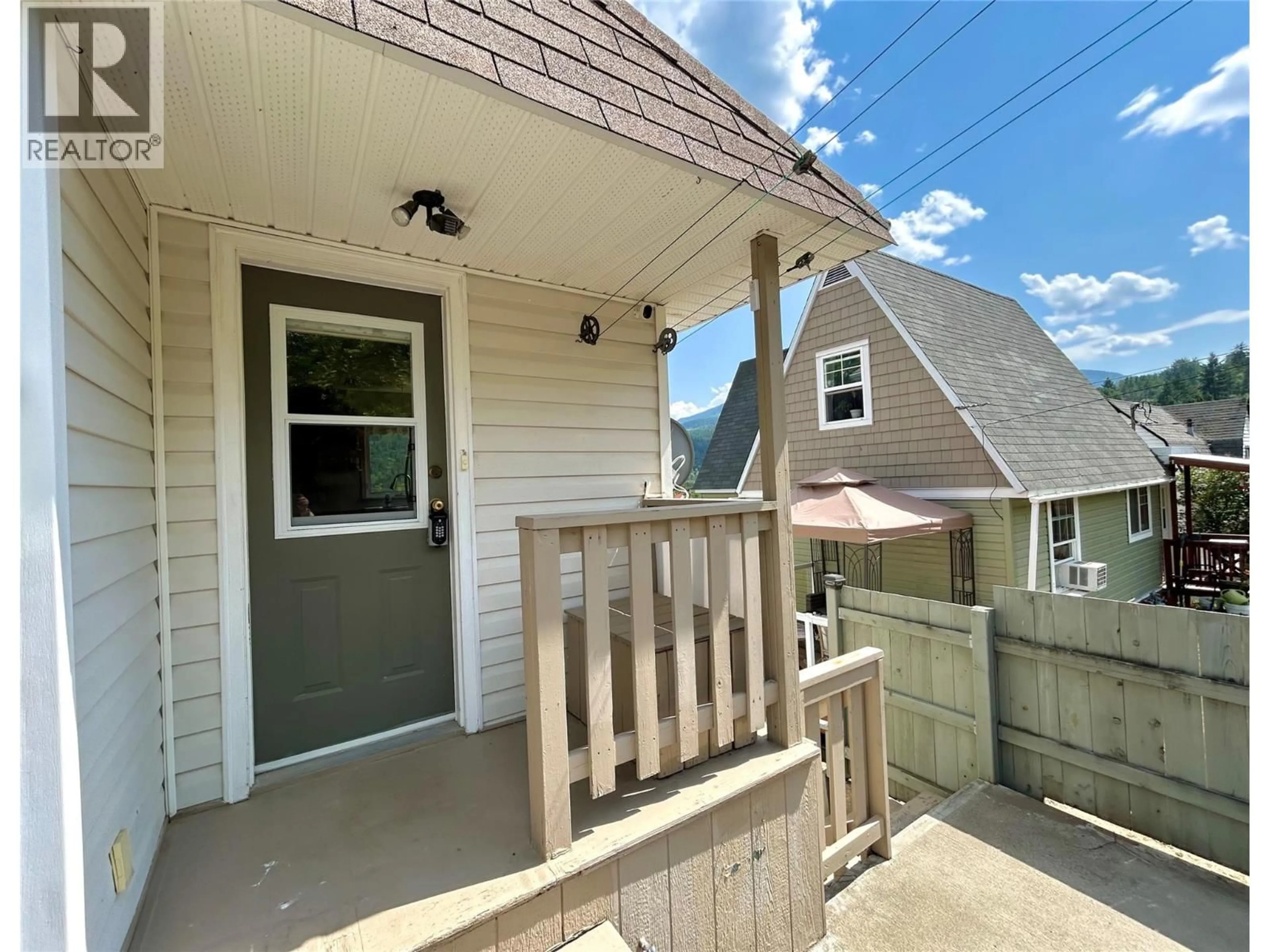 Patio, street for 715 SHAKESPEARE STREET, Warfield British Columbia V1R2B3