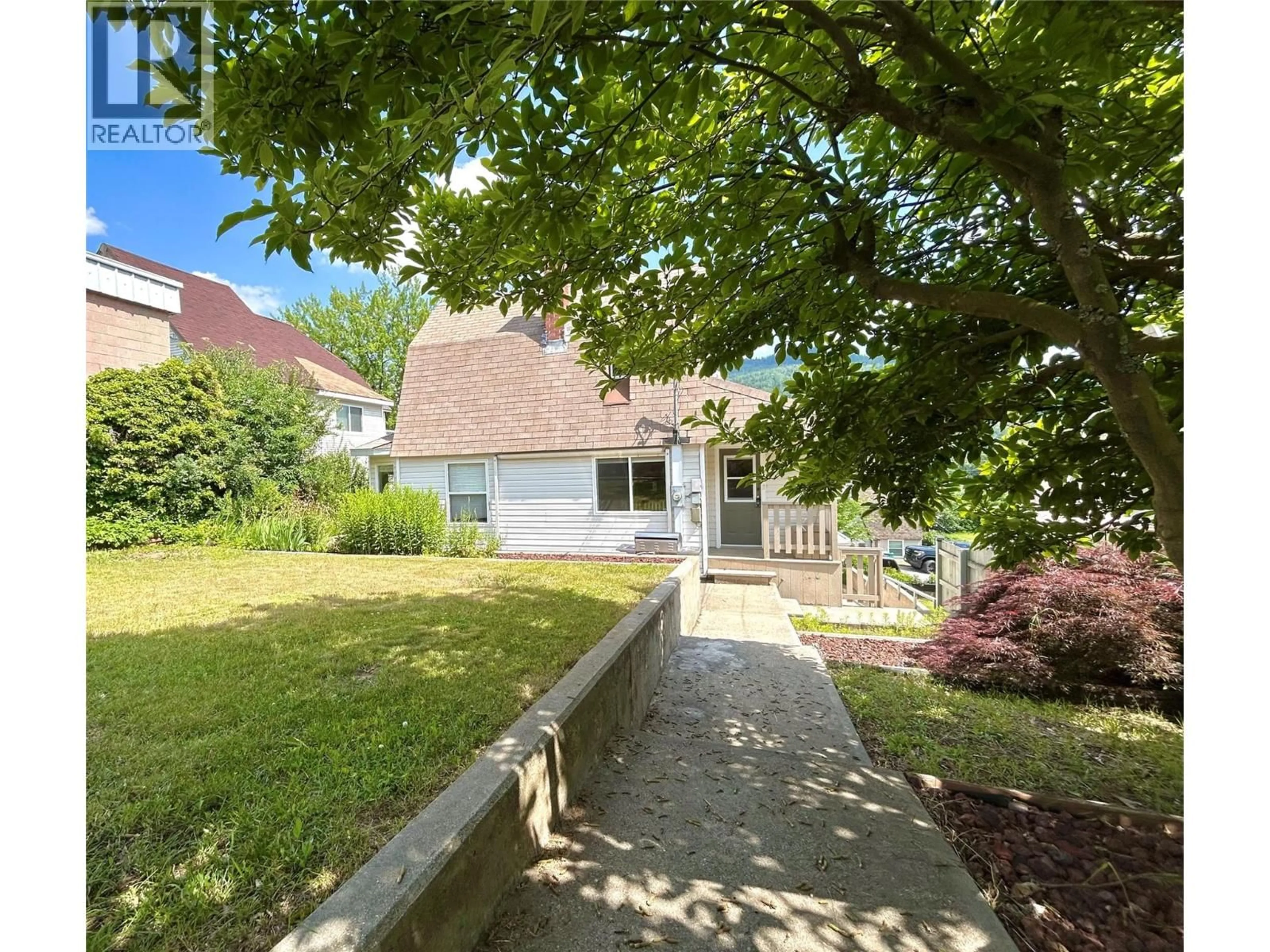A pic from outside/outdoor area/front of a property/back of a property/a pic from drone, street for 715 SHAKESPEARE STREET, Warfield British Columbia V1R2B3